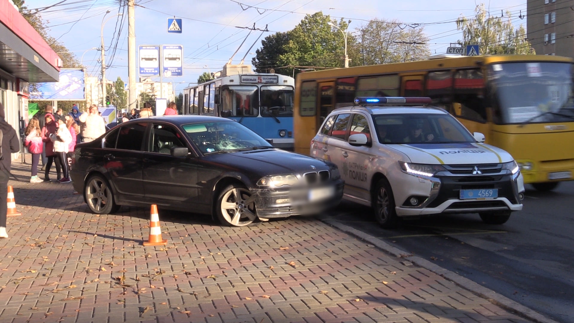 У Вінниці 19-річний водій на BMW збив жінку на зупинці