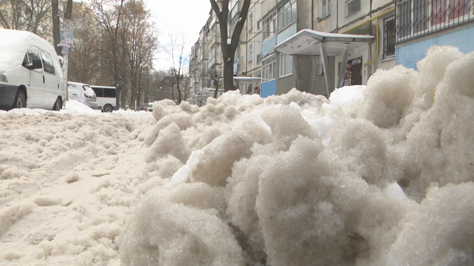 У Вінниці мешканці висоток не чекають комунальників, а чистять свої двори від снігу самі