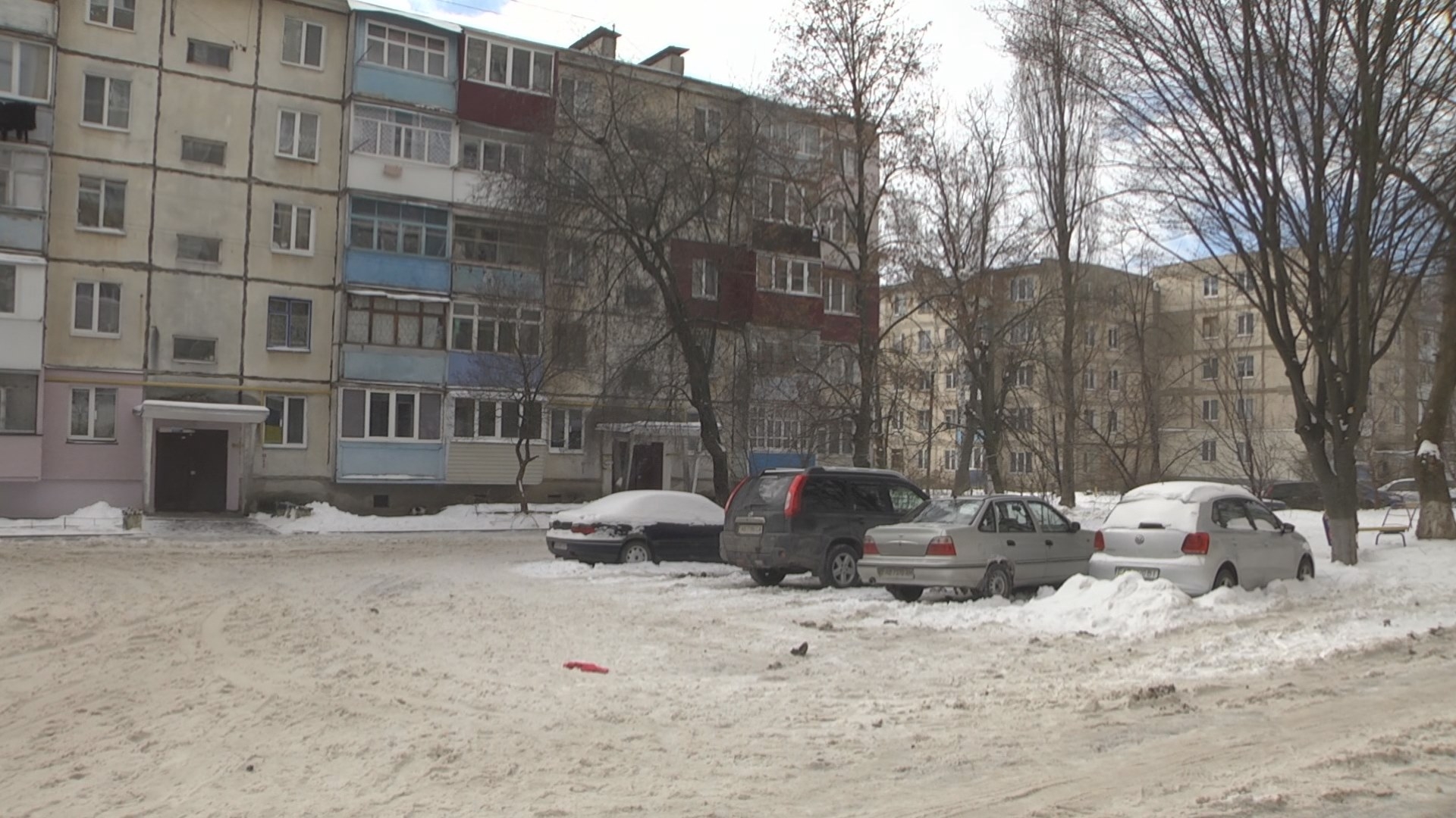 У Вінниці мешканці висоток не чекають комунальників, а чистять свої двори від снігу самі