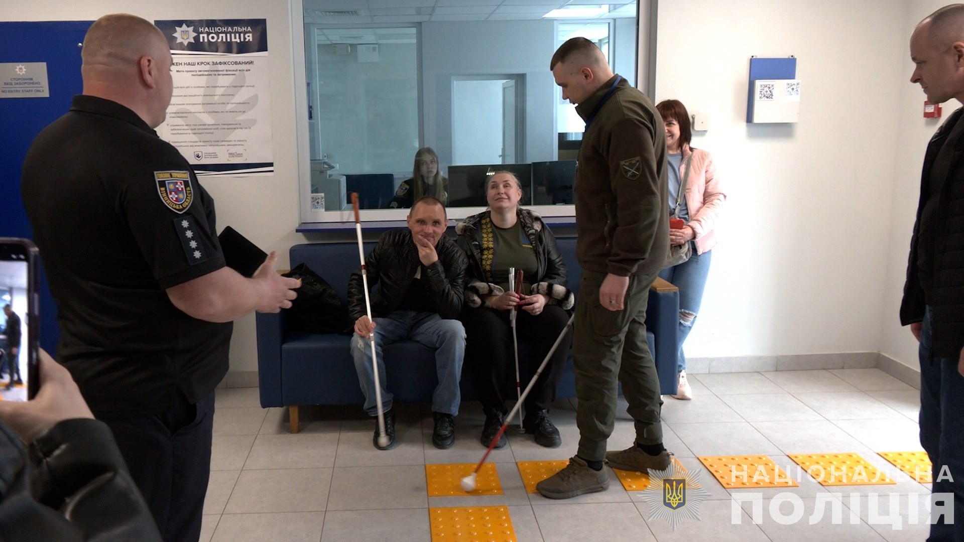Доброволець, який втратив зір на війні, протестував систему безбар’єрності в поліції Вінниччини