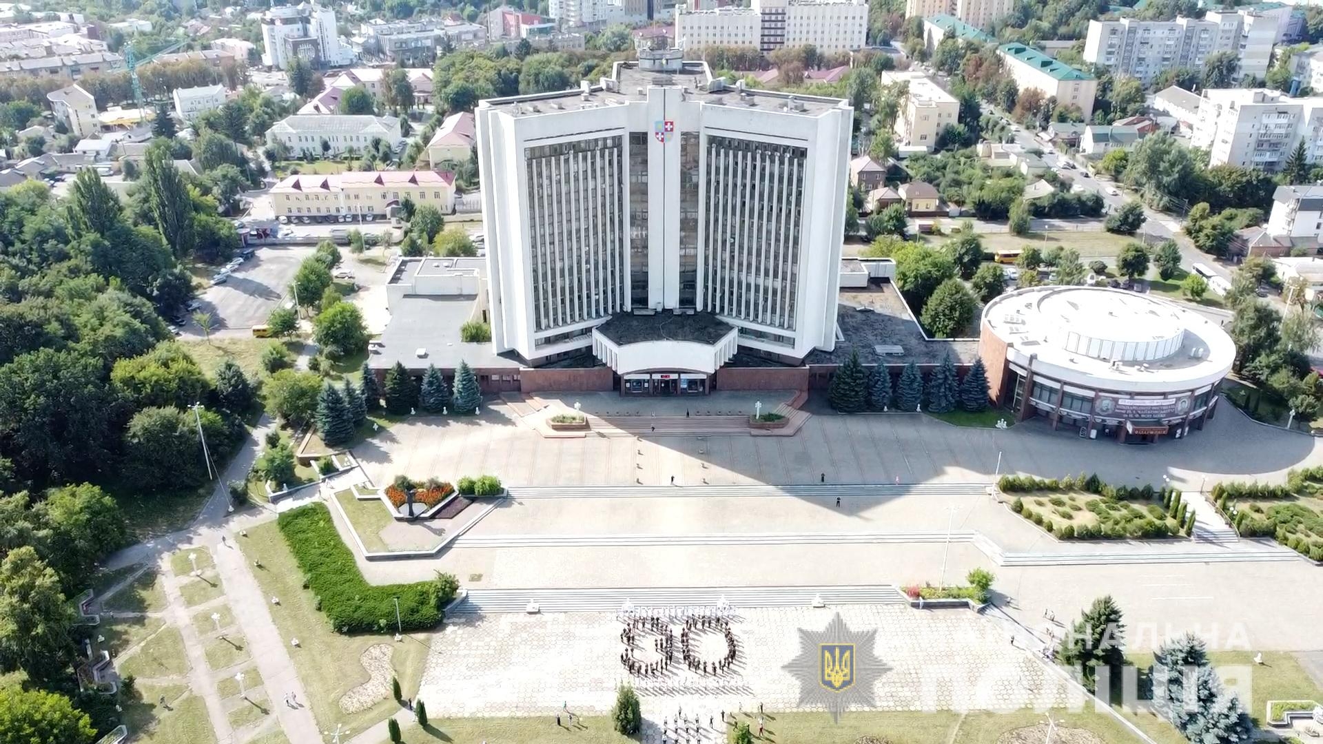 У Вінниці правоохоронці та школярі до Дня Незалежності влаштували патріотичний флешмоб 