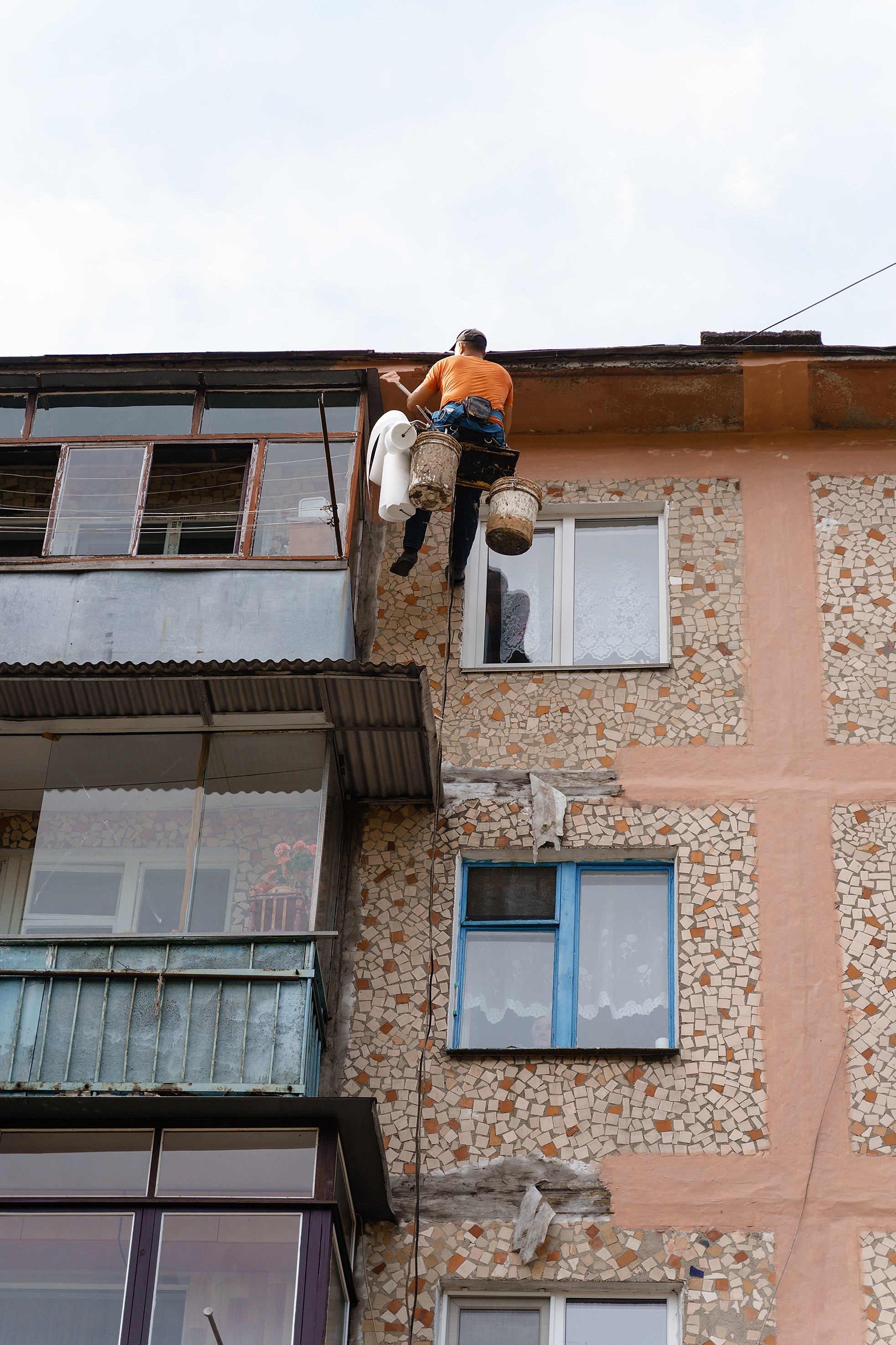 Підготовка до зими: у Вінниці розпочали ремонт стиків панелей ще одного будинку