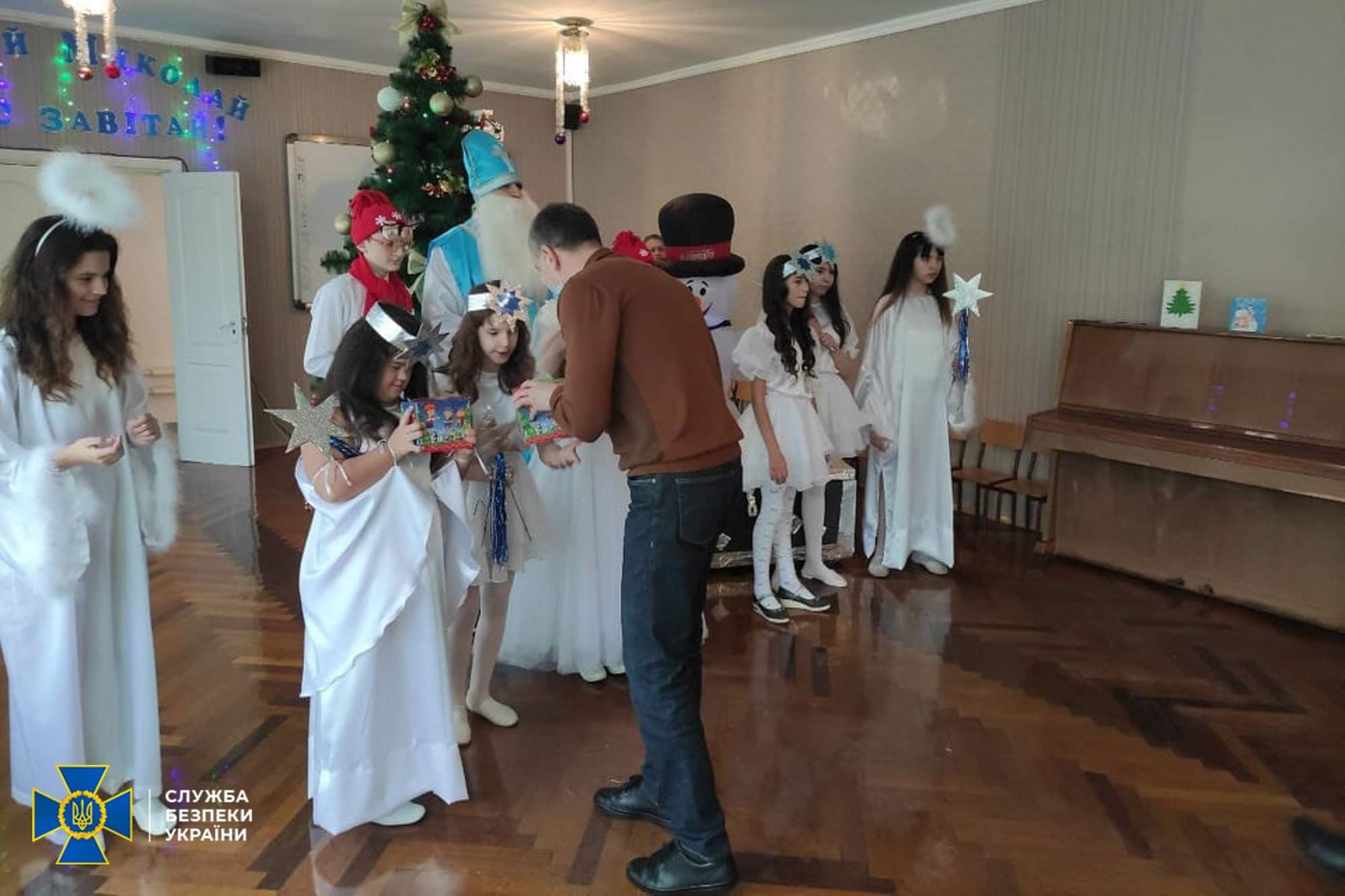 Помічники Святого Миколая: На Вінниччині співробітники СБУ привітали дітей з прийдешніми святами. 