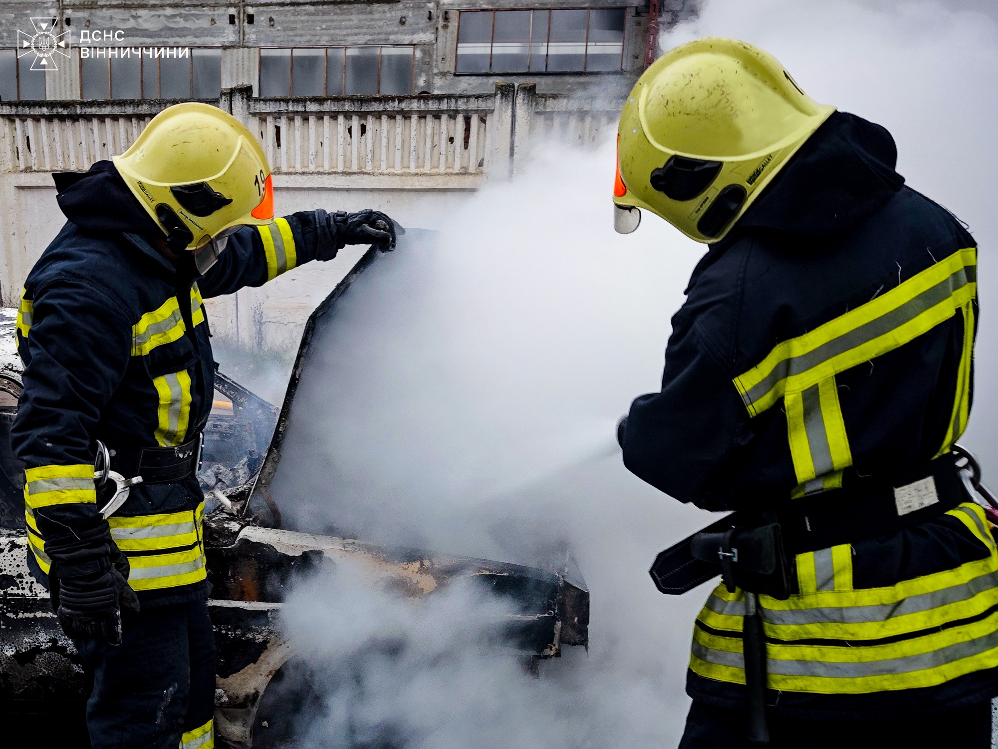 У Хмільницькому районі горів легковик та дах господарської споруди