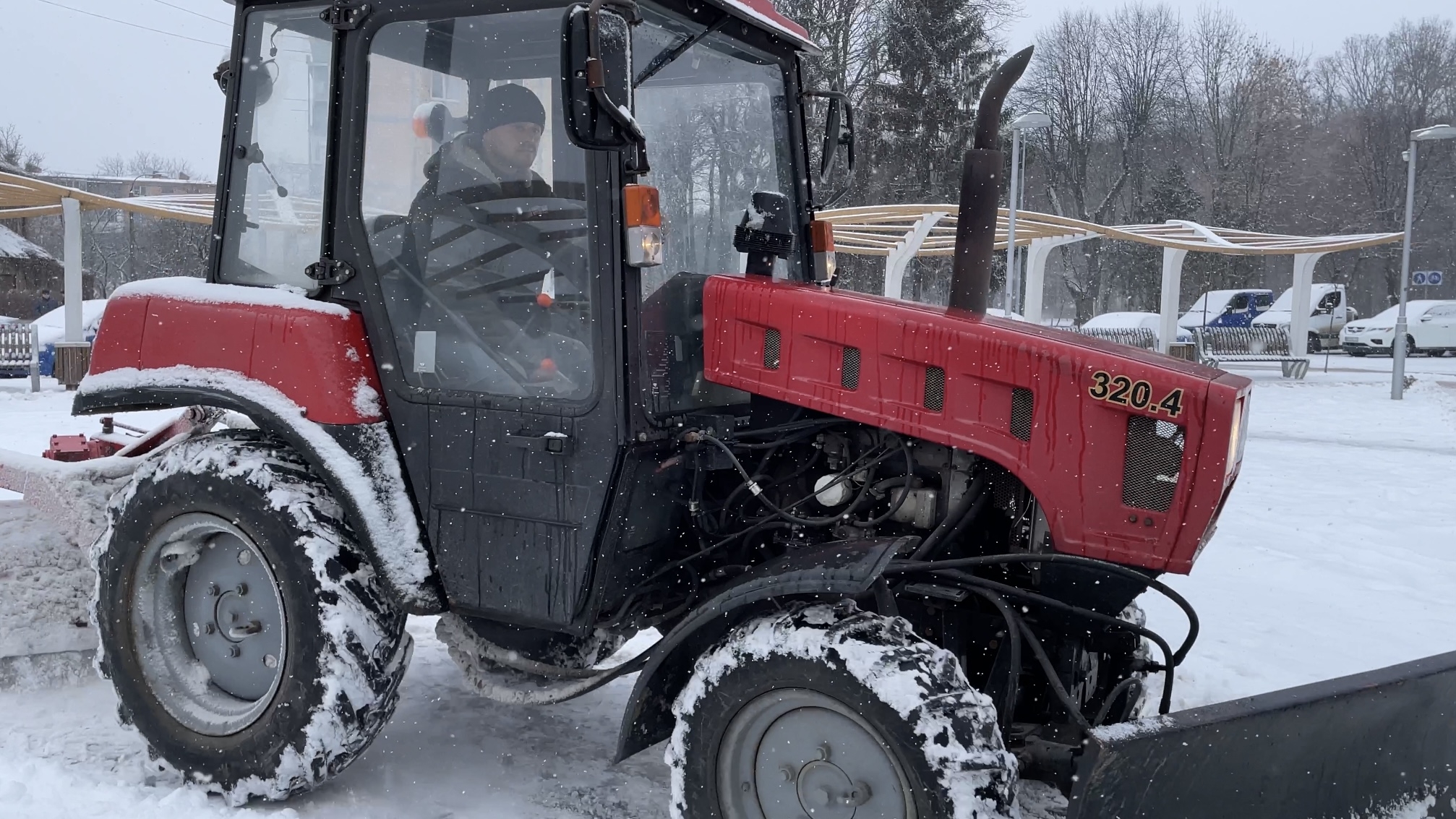 31 спецмашина "Вінницького шляхового управління" прибирає місто від снігу