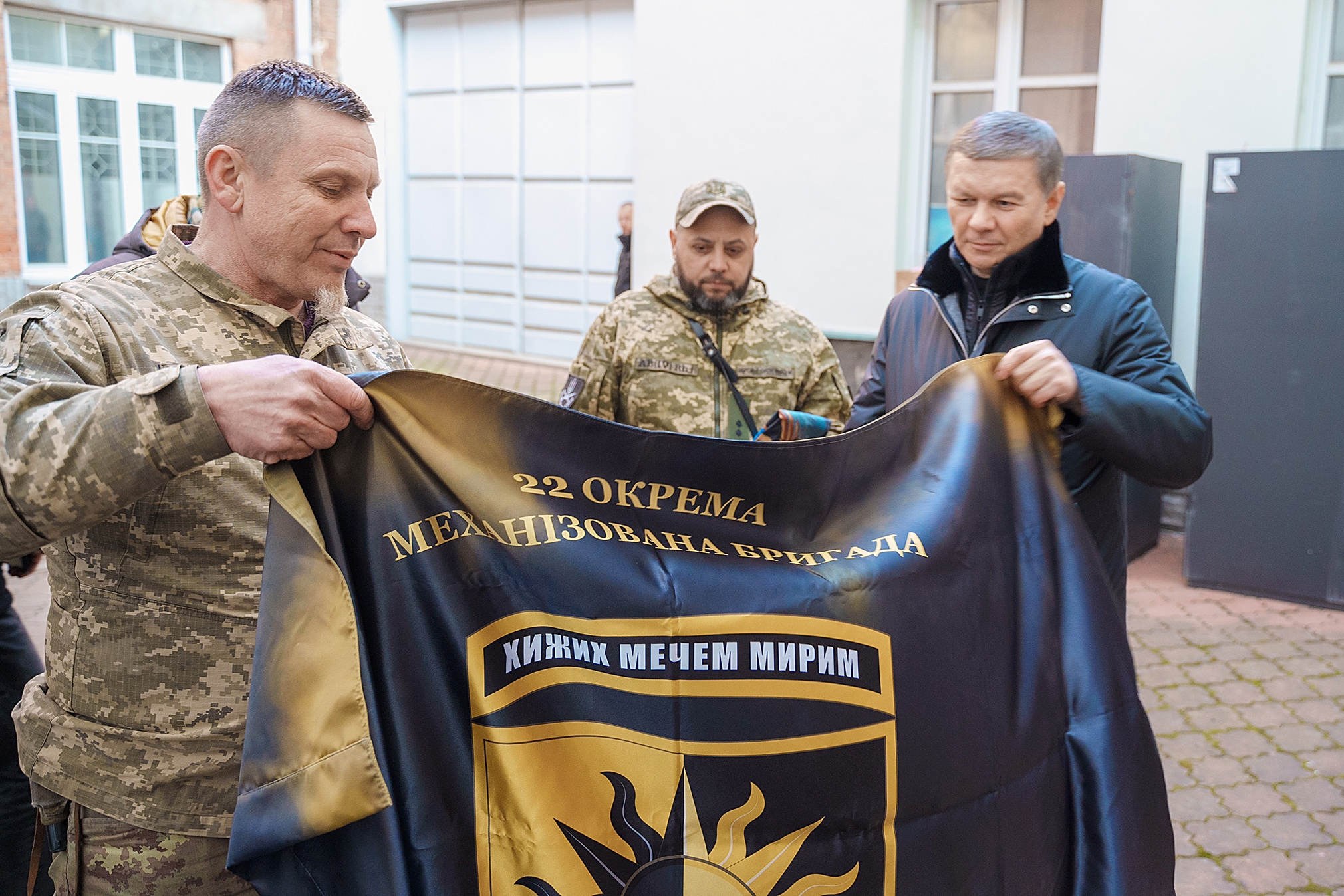 Тепловізори, зарядні станції та прожектори від Вінницької громади відправили оборонцям