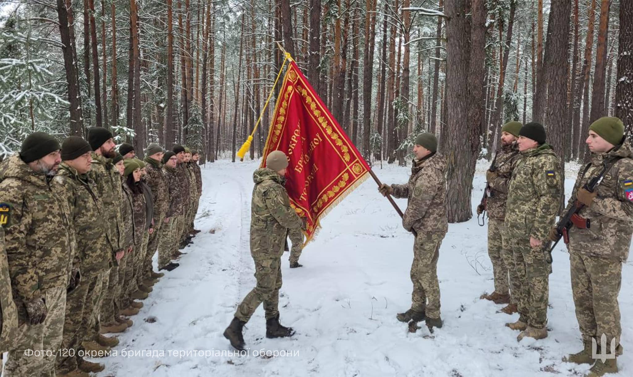 У вінницькій бригаді ТрО передали бойовий стяг новопризначеному командиру