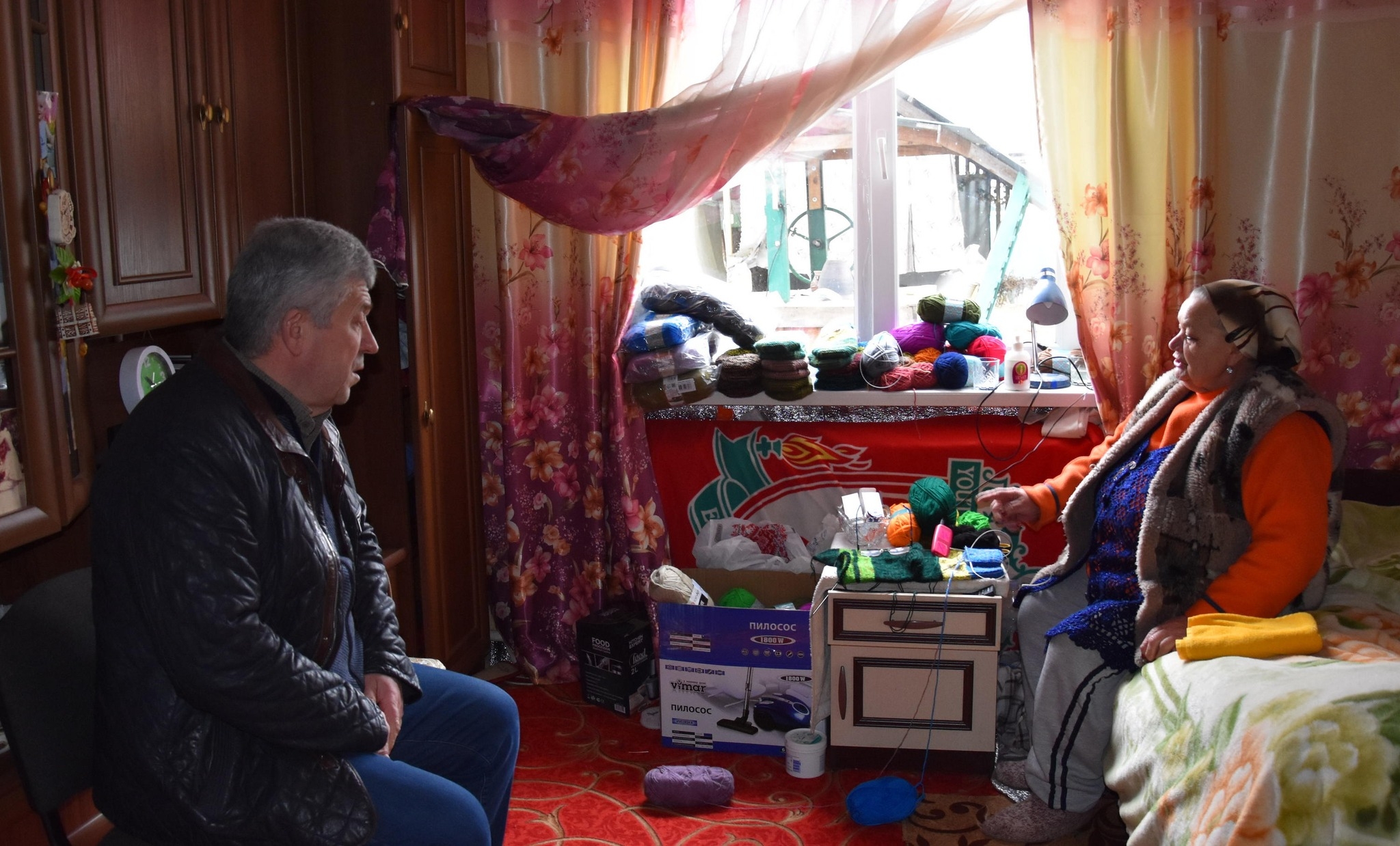 Бабуся із Якушинецької громади в'яже теплі шкарпетки для захисників