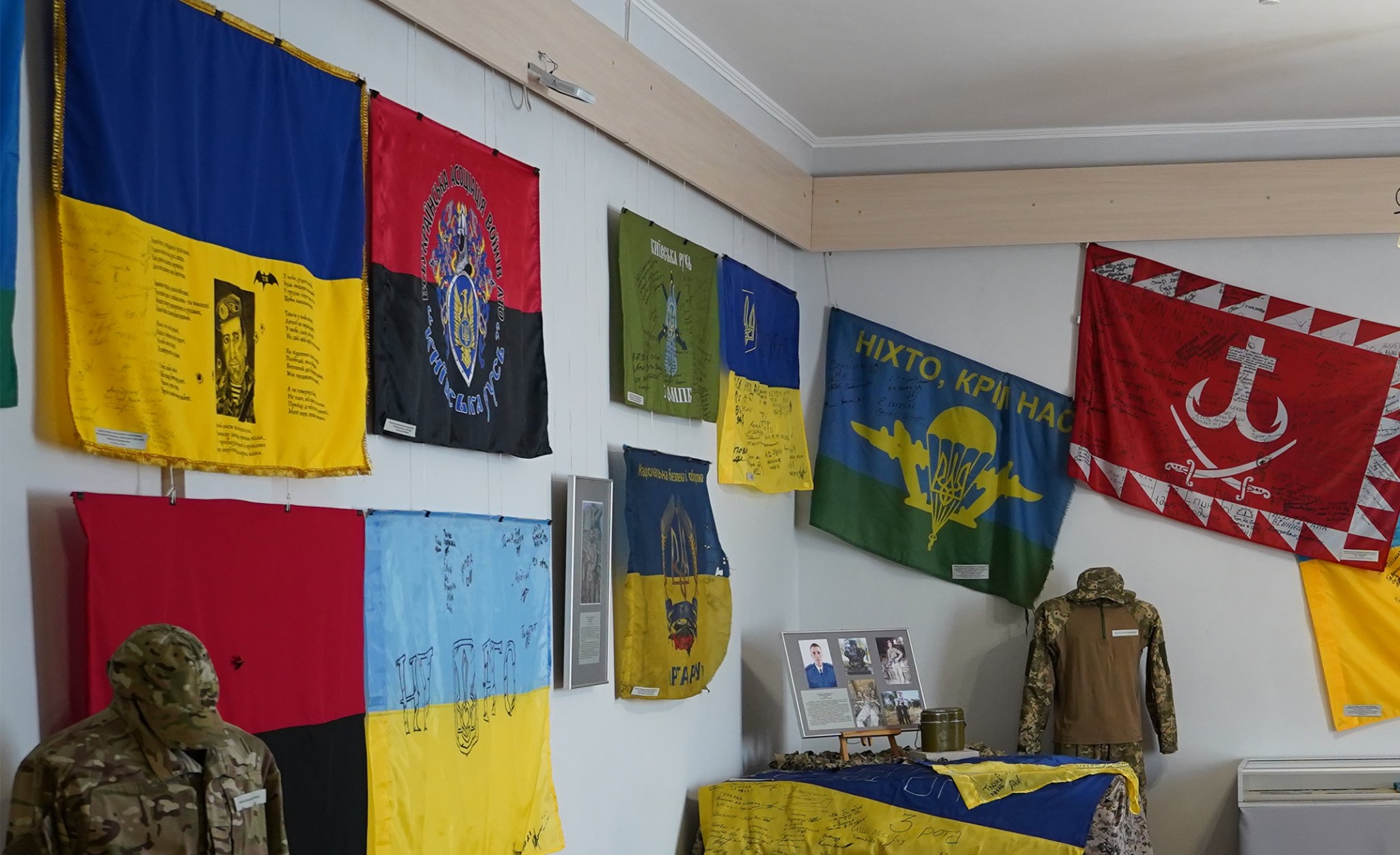 У Вінниці відкрили виставку прапорів: один з них доставили просто з передової