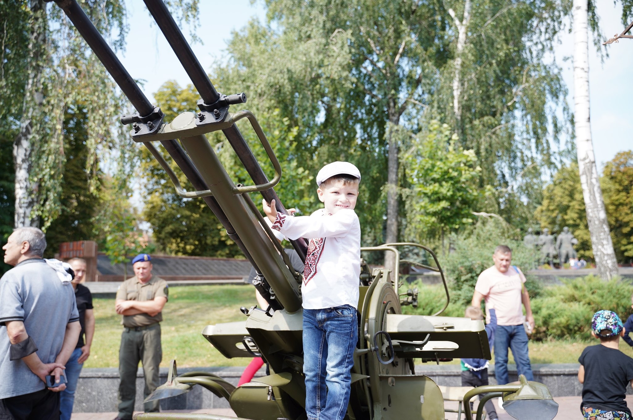 На виставці "На захисті Незалежності" вінничанам продемонстрували бронеавтомобіль "Отаман Петлюра" та зенітну установку