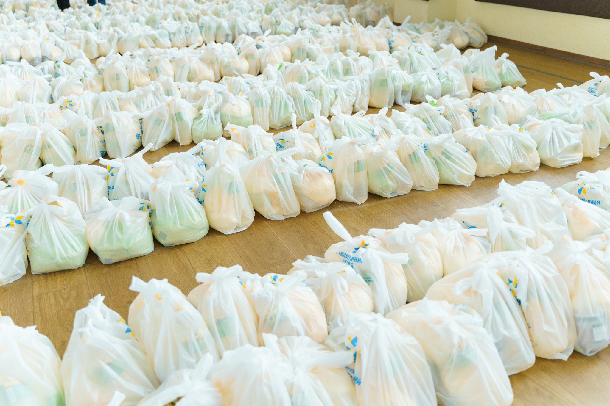 1000 тонн допомоги, 1500 закритих запитів – як працює гуманітарний штаб Вінниці