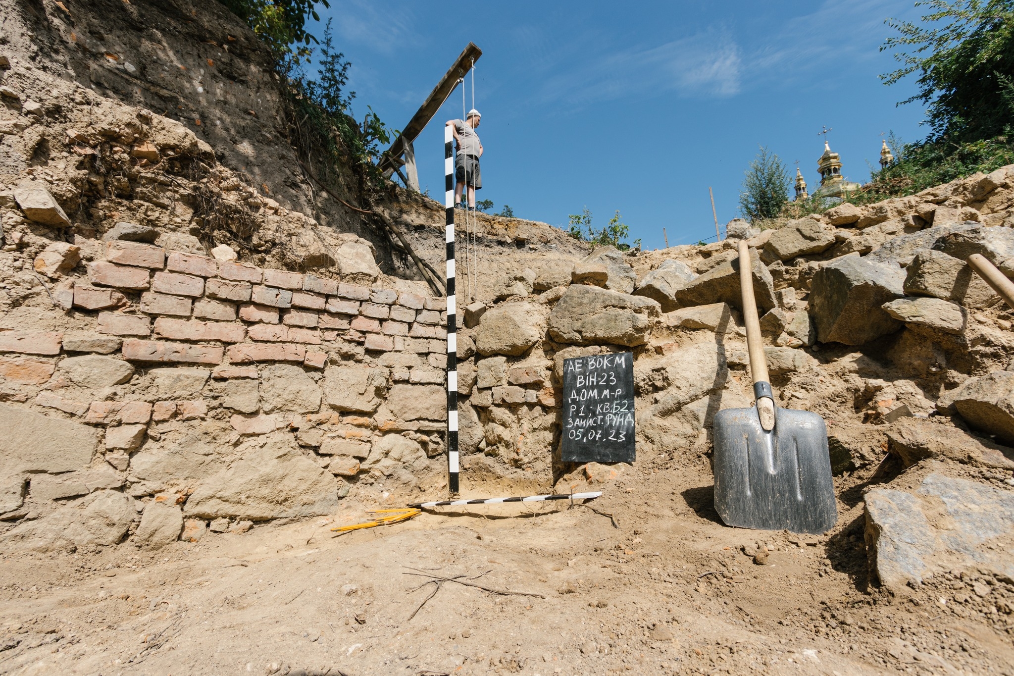 На території головного собору Вінниці тривають археологічні дослідження