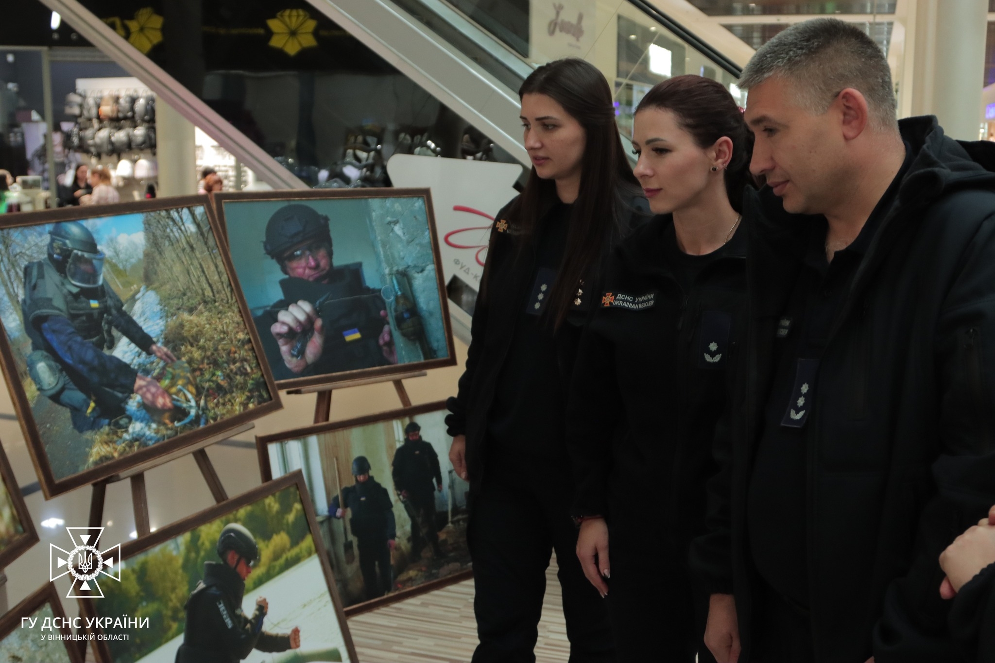 У холі Вінницької міськради відкрили виставку, присвячену волонтерам