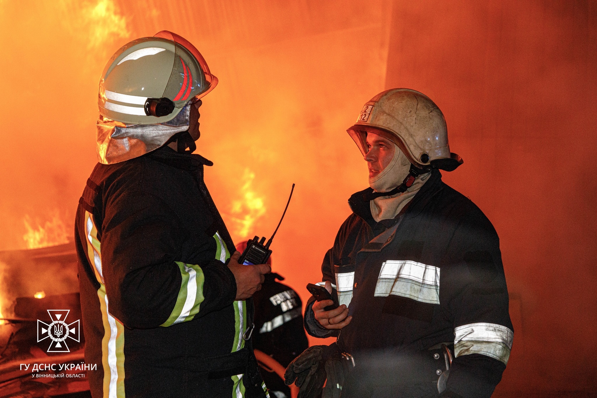 Масштабну пожежу на складі з ламінатом у Вінниці гасили всю ніч