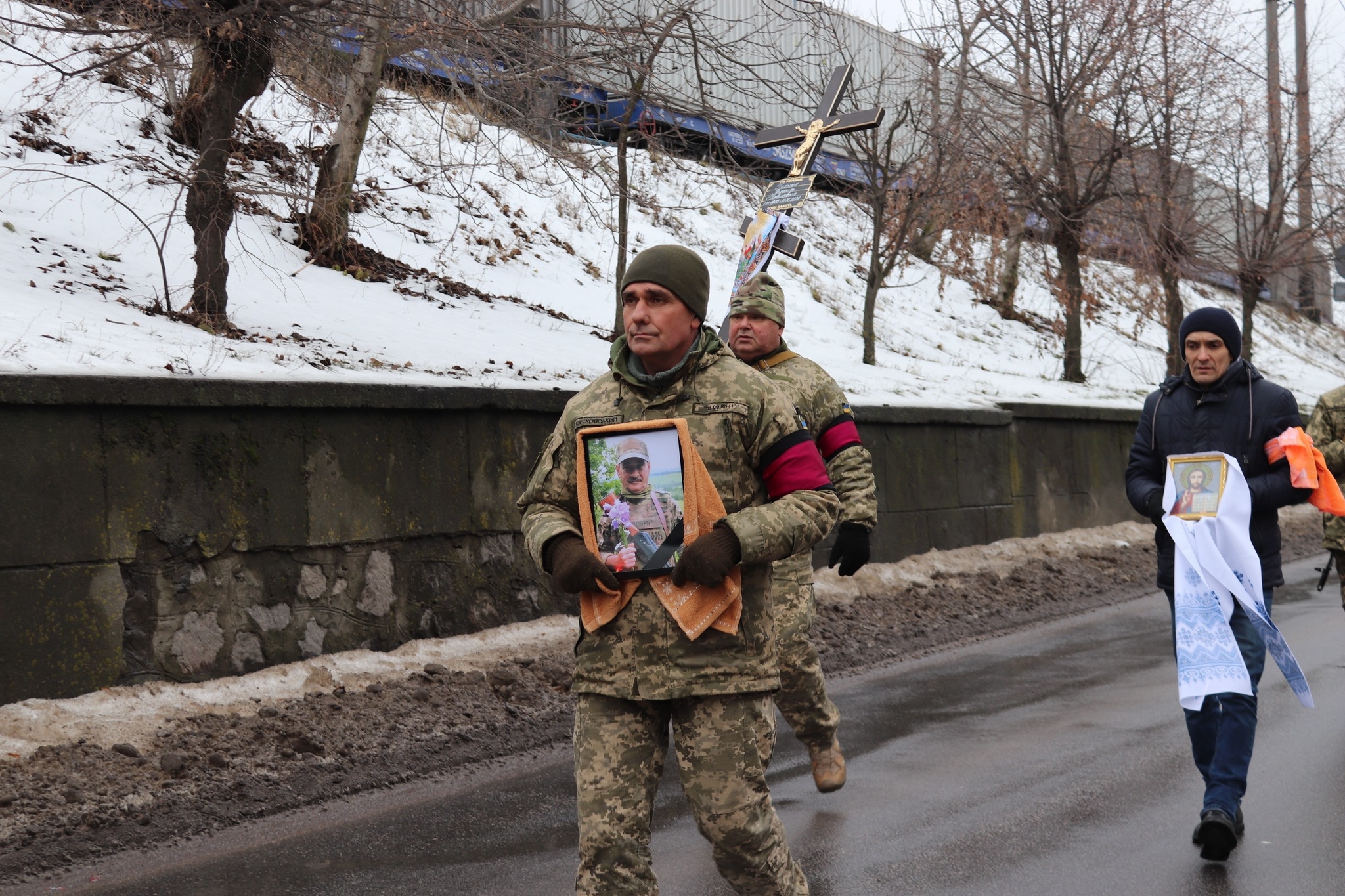 Зустріли навколішки - у Жмеринці попрощались із полеглим Героєм