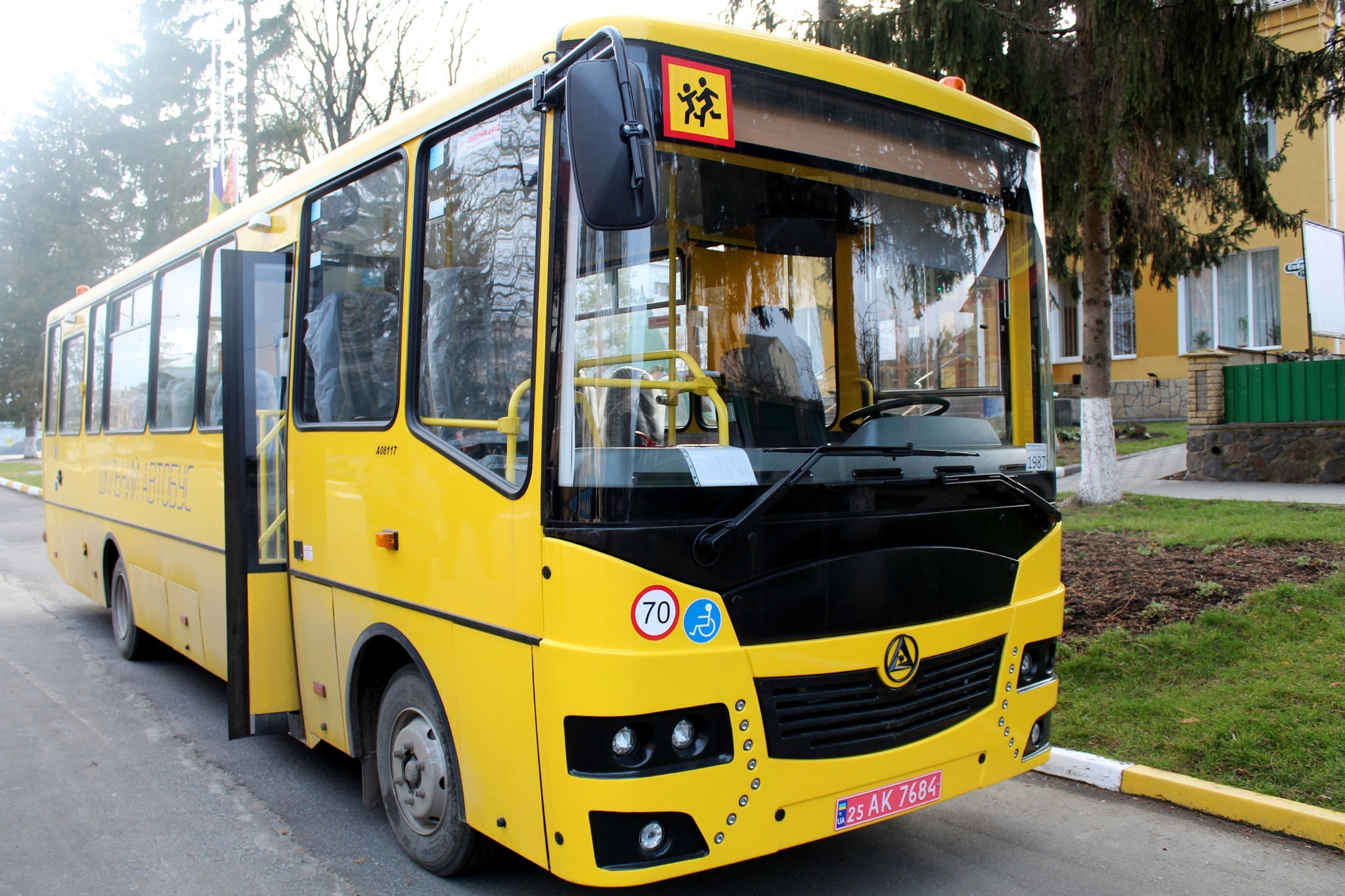 Іллінецька громада отримала новенький шкільний автобус