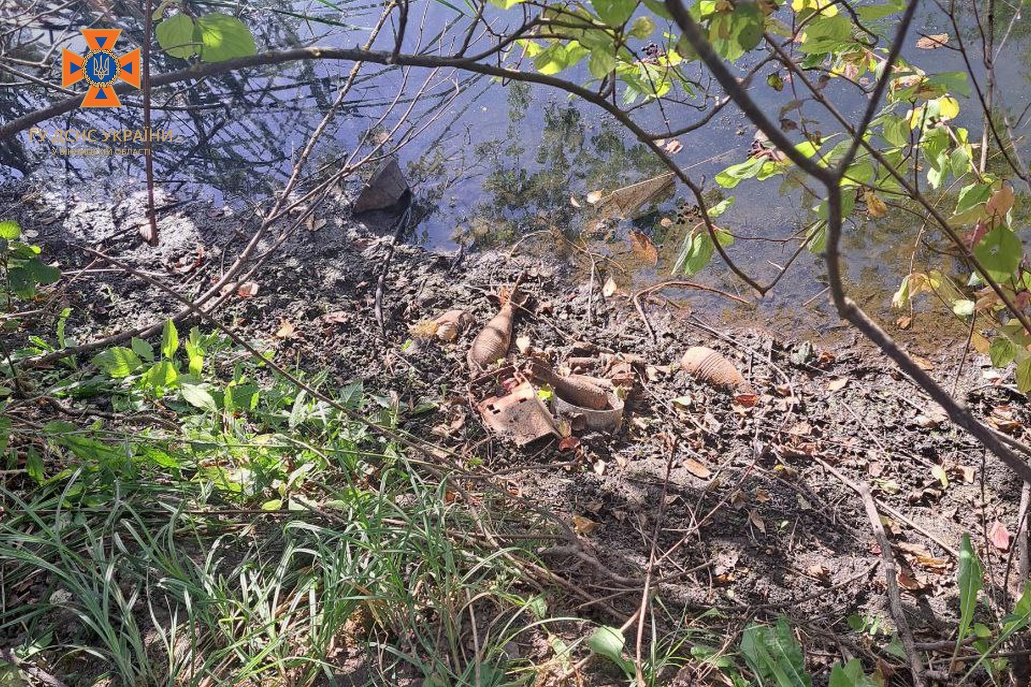 На березі водойми у Вінниці знайшли підривник та п'ять мінометних мін