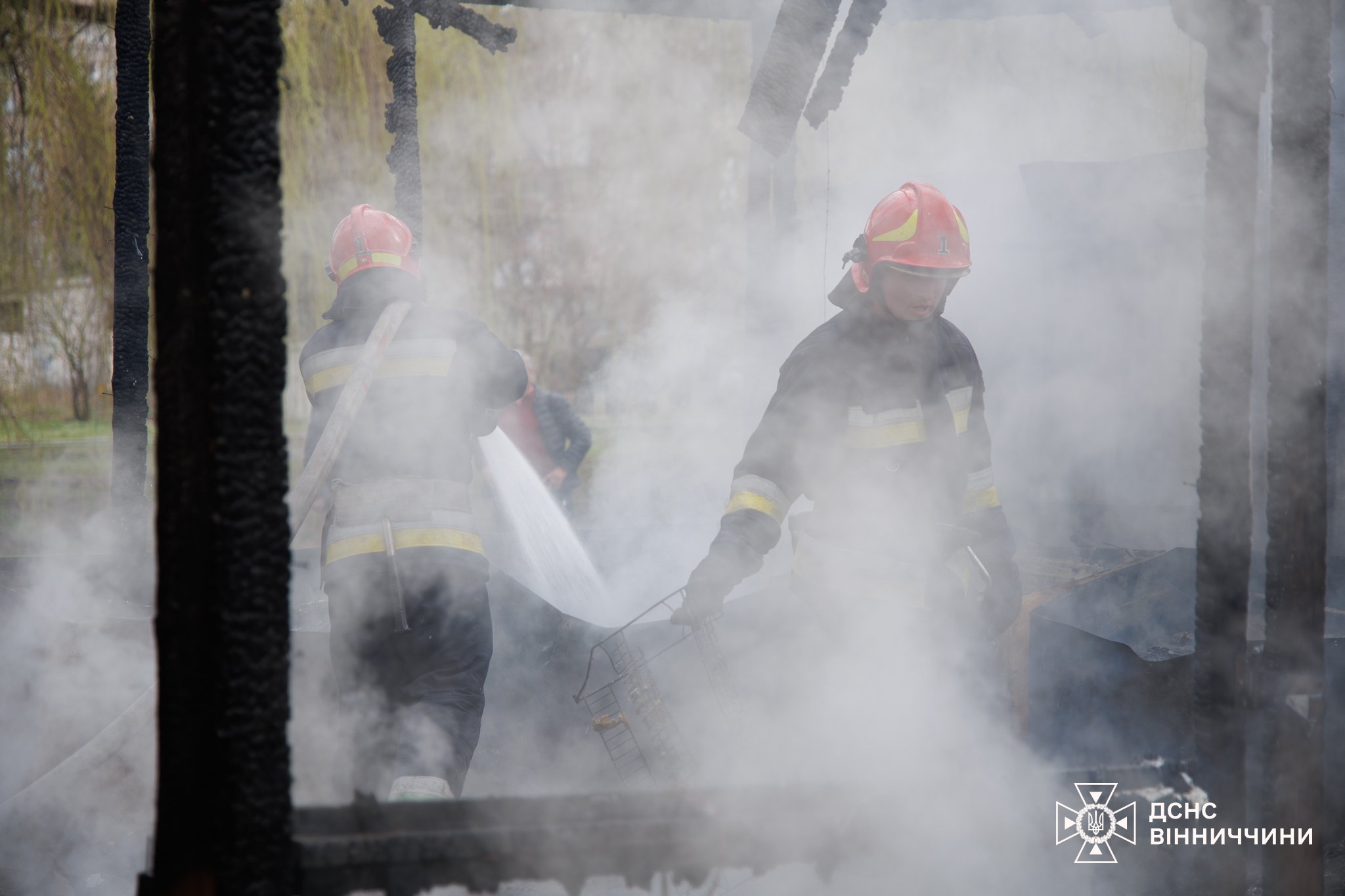 На вулиці Келецькій у Вінниці зайнялася дерев’яна альтанка