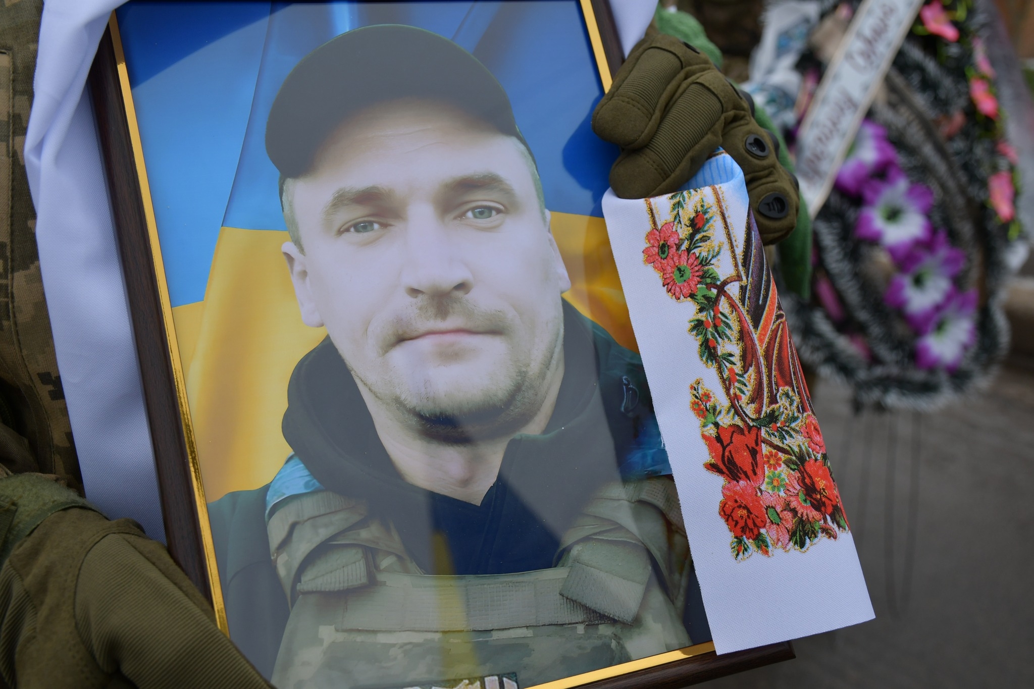 Тростянецька громада прощалась з 38-річним бійцем десантно-штурмової бригади