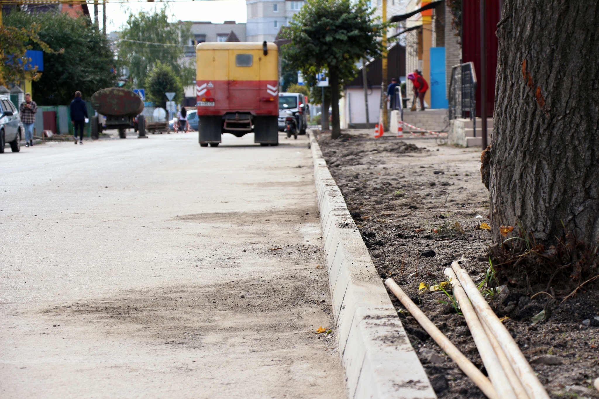 У місті Бар розпочали ремонт тротуару біля ринку на Кривоноса