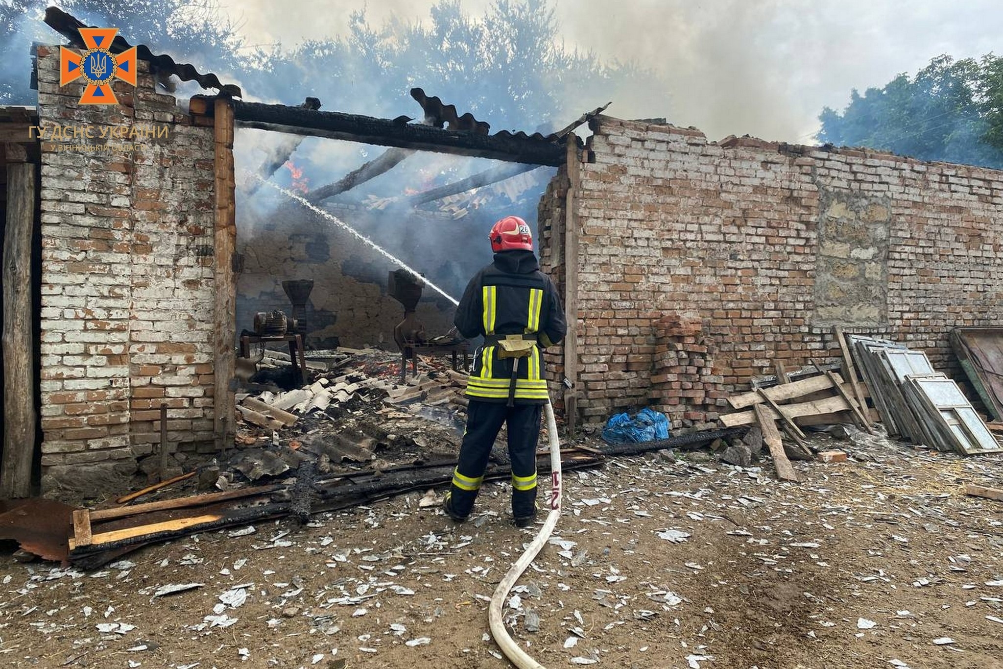 У Погребищенській громаді через замикання згоріла будівля із сіном