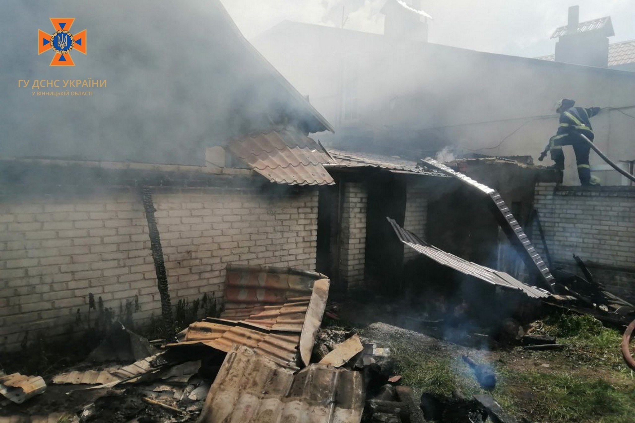 У селі Хмільницького району згоріла господарська споруда з реманентом