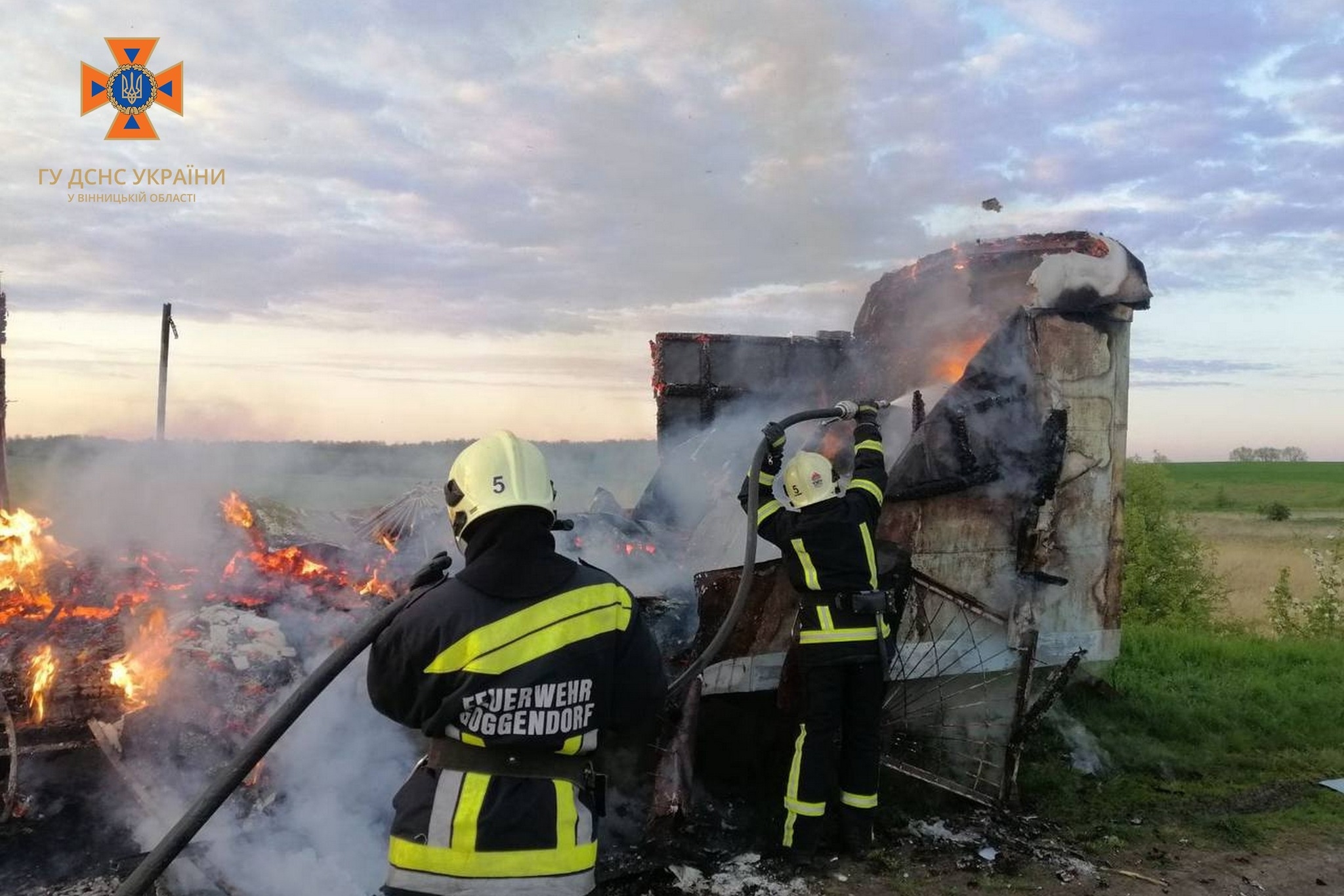 У Вінницькому районі вщент згорів будівельний вагончик 