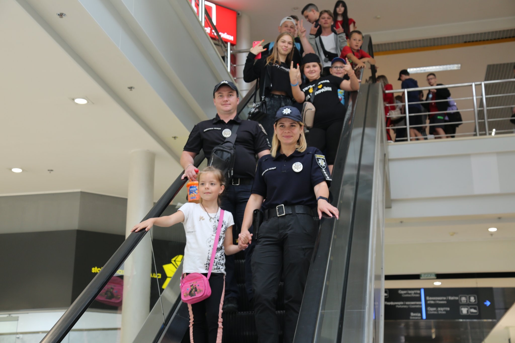 Вінницькі поліцейські організували діткам-переселенцям похід в кінотеатр