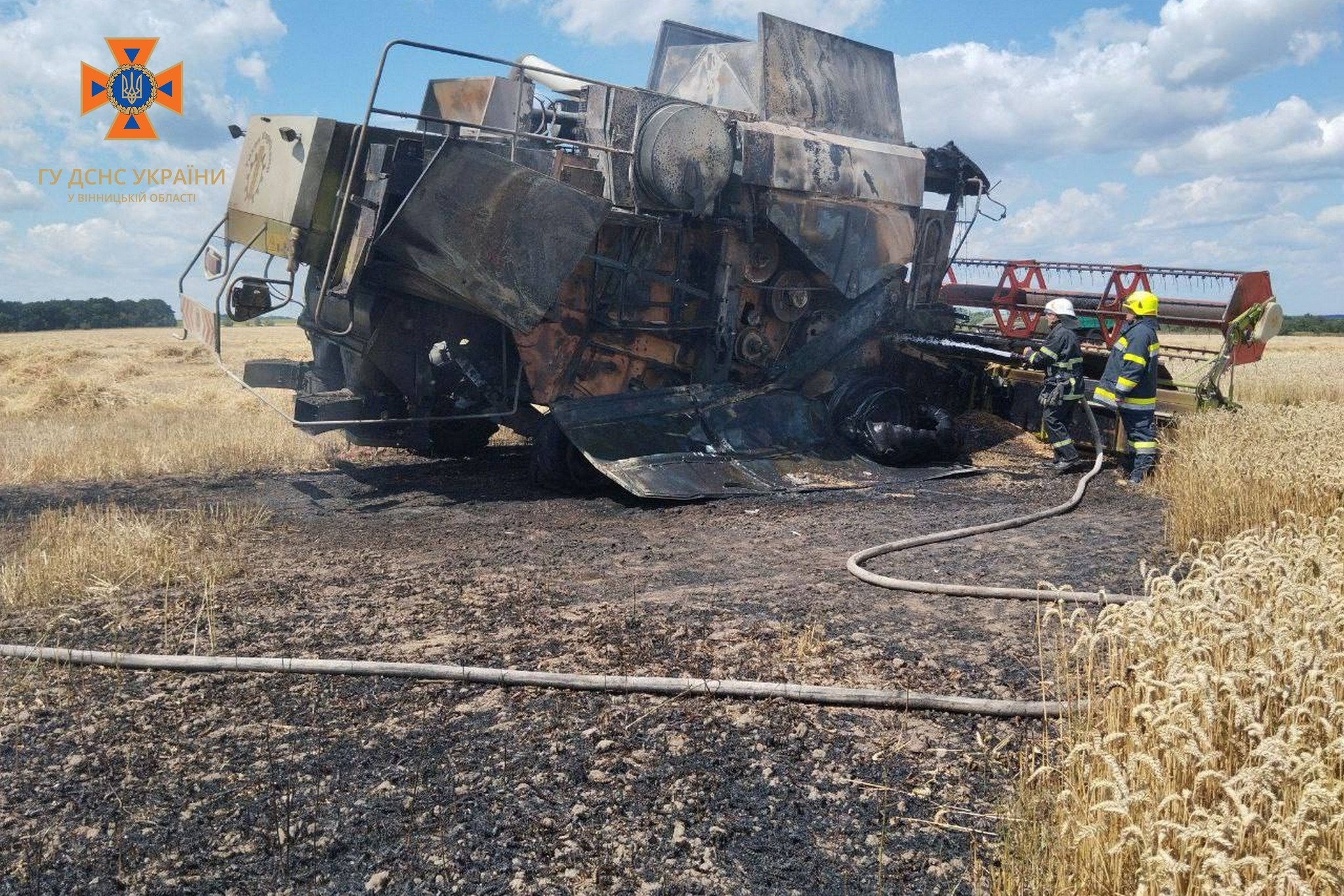 Вогняні жнива: на Вінниччині в полі загорівся зернозбиральний комбайн 