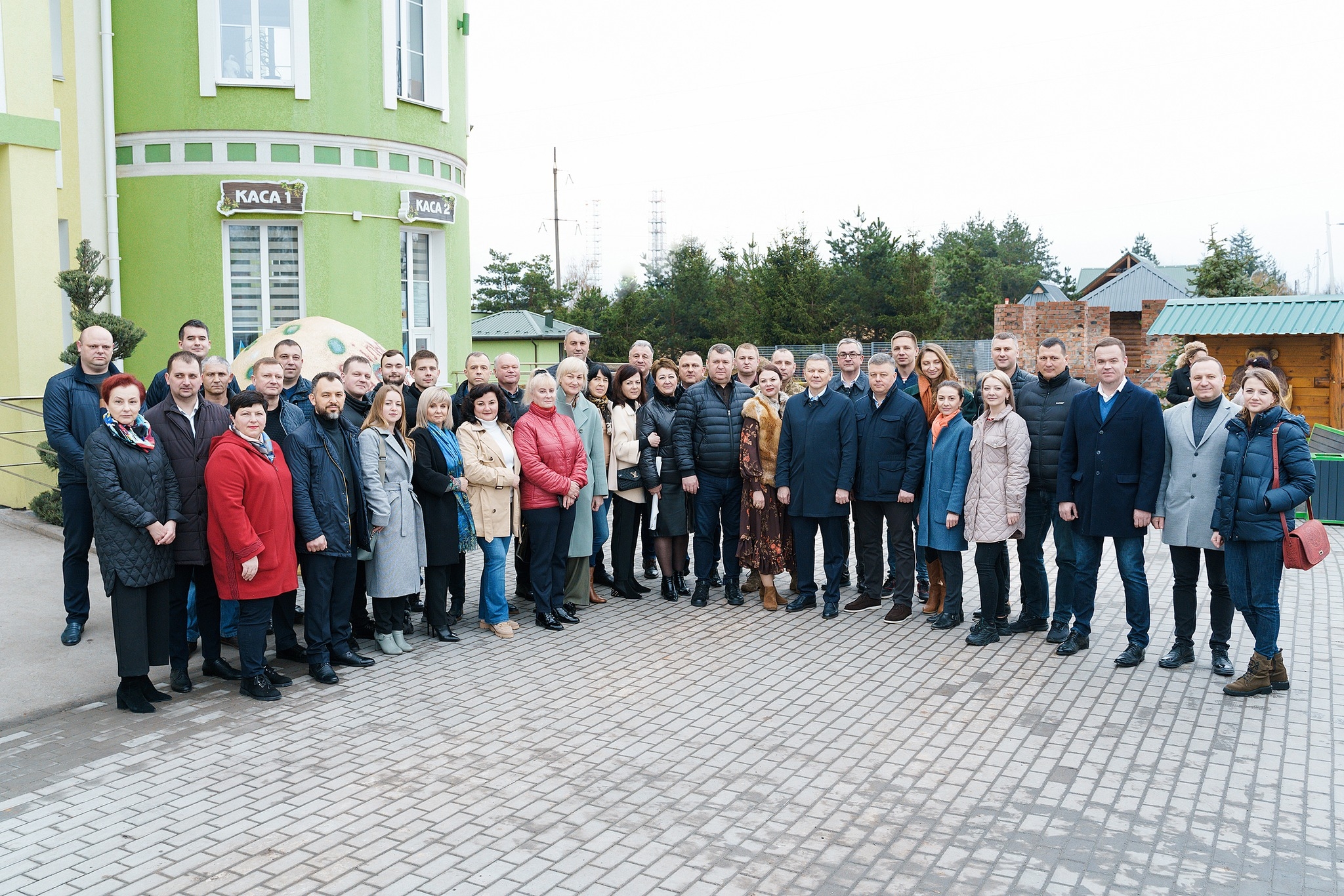 Паски, окопні свічки та інструмент: вінничани у рамках роботи Гумштабу передали допомогу на фронт