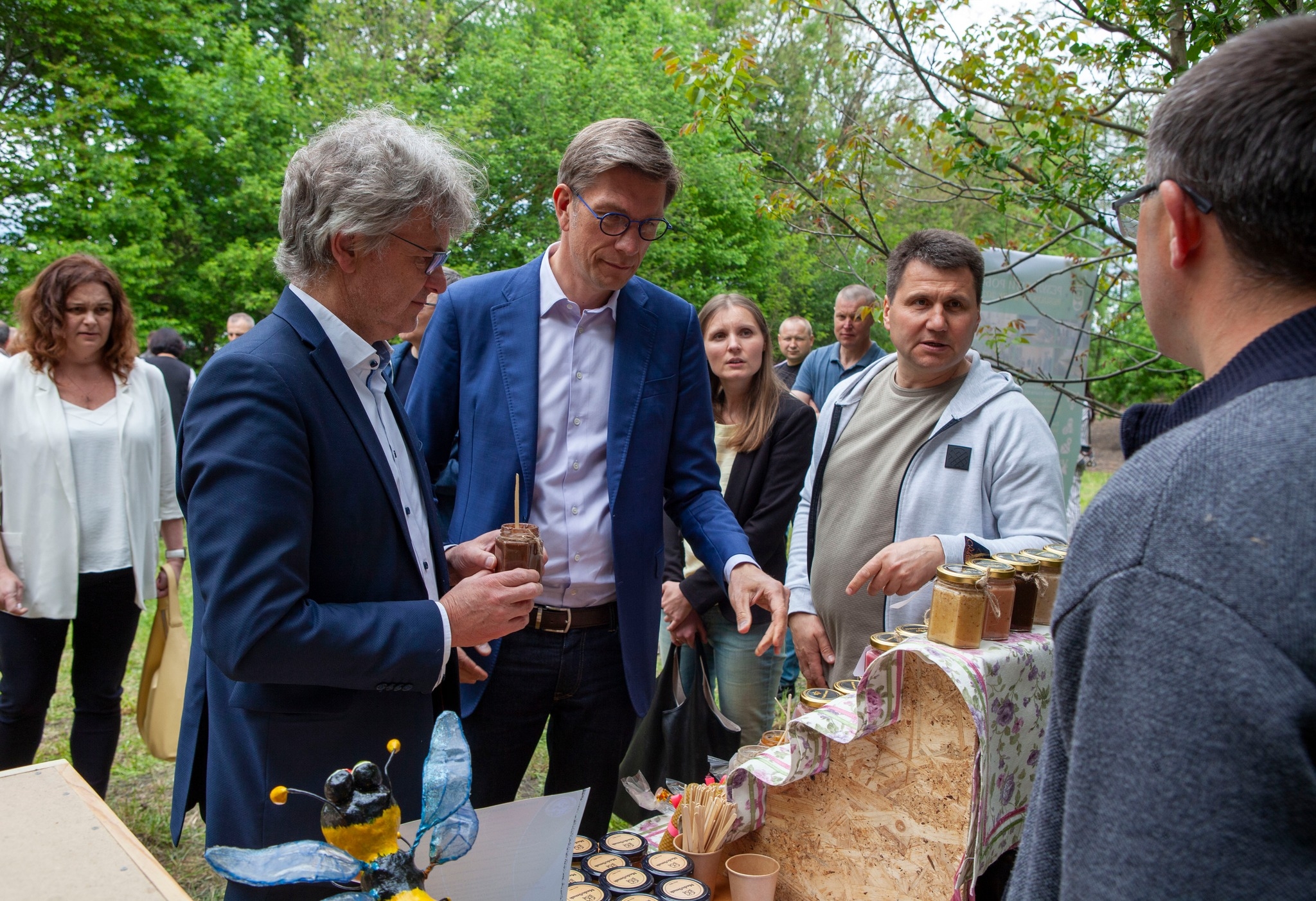 Європейські партнери побачили як працює найстаріша пасіка у Вінницькій громаді