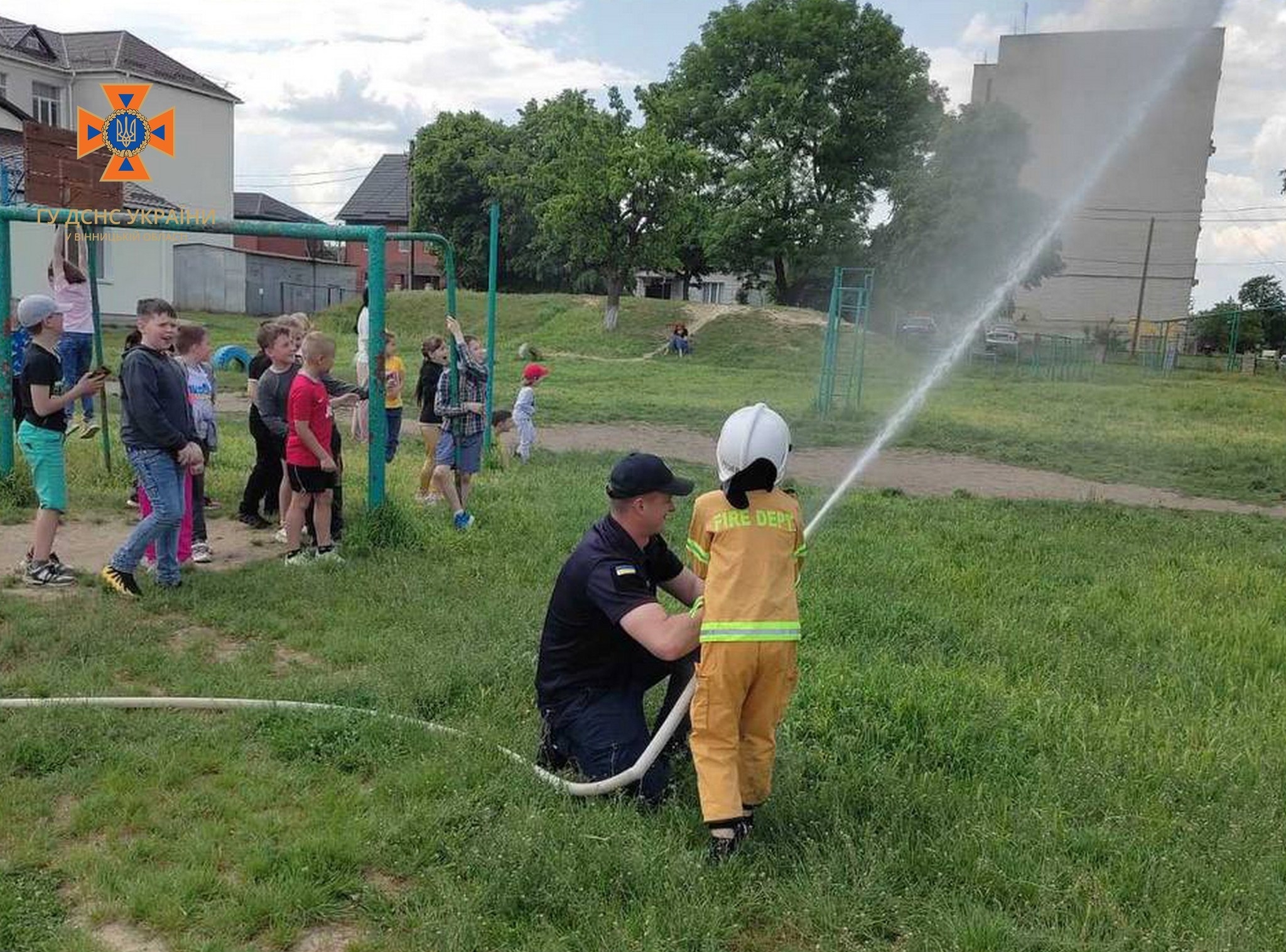 Козятинські рятувальники провели екскурсію пожежною частиною для діток