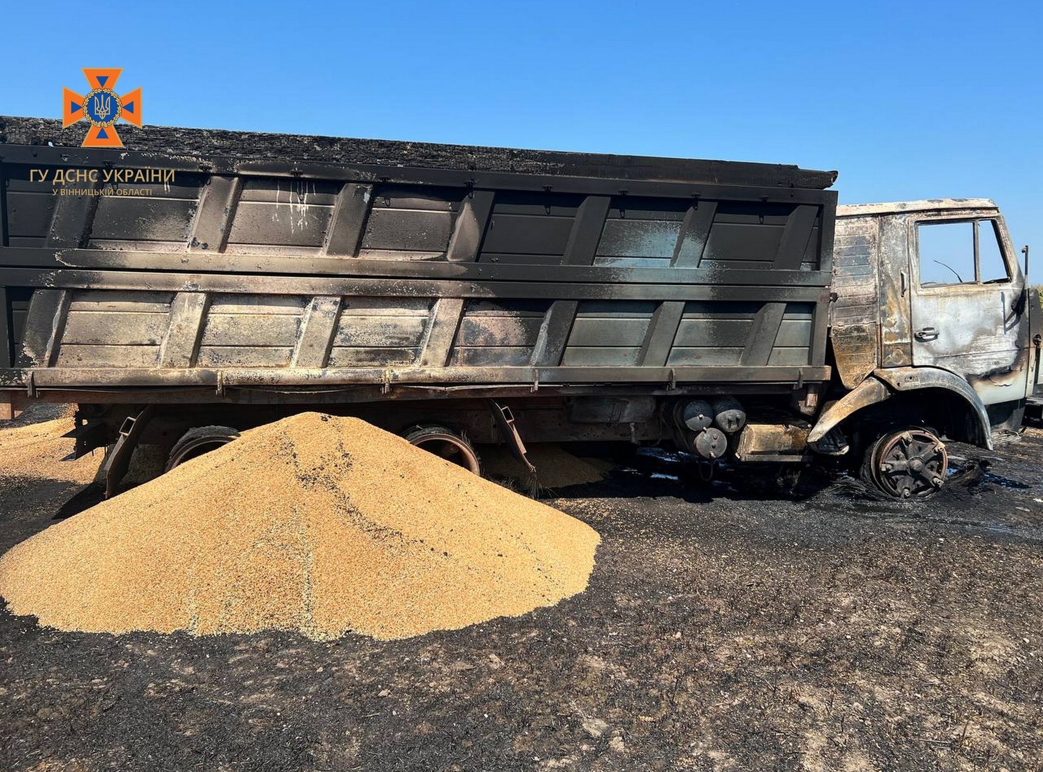 У Стрижавській громаді посеред поля загорілась вантажівка з пшеницею