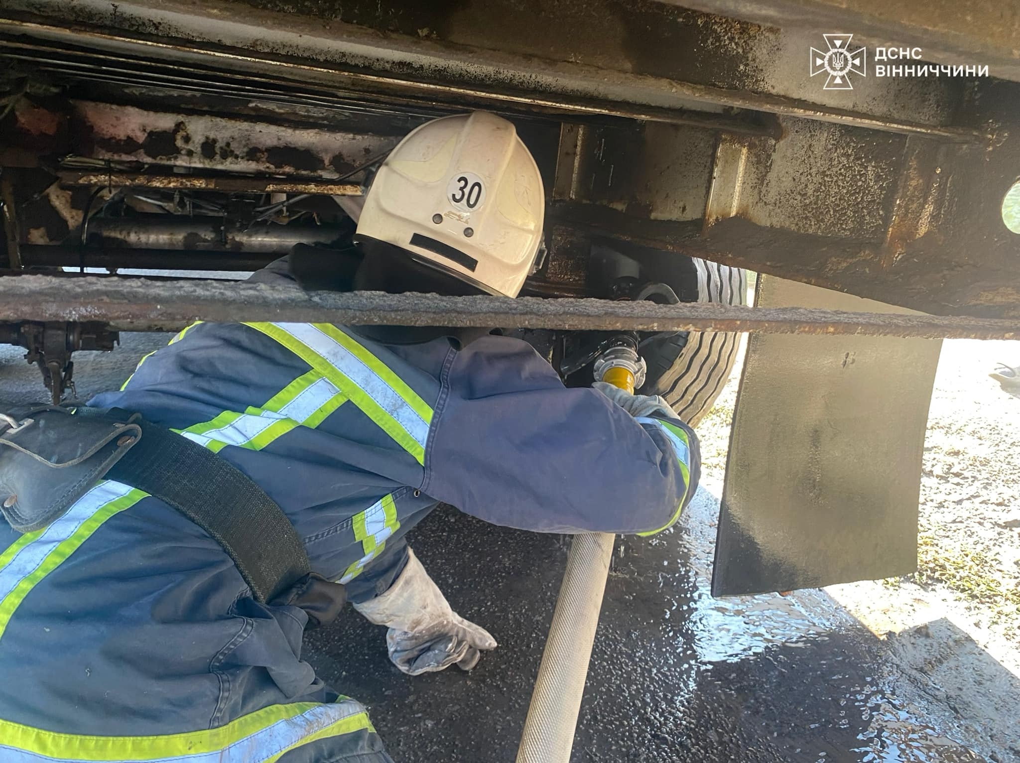 У Ладижині вантажівка загорілась прямо під час руху