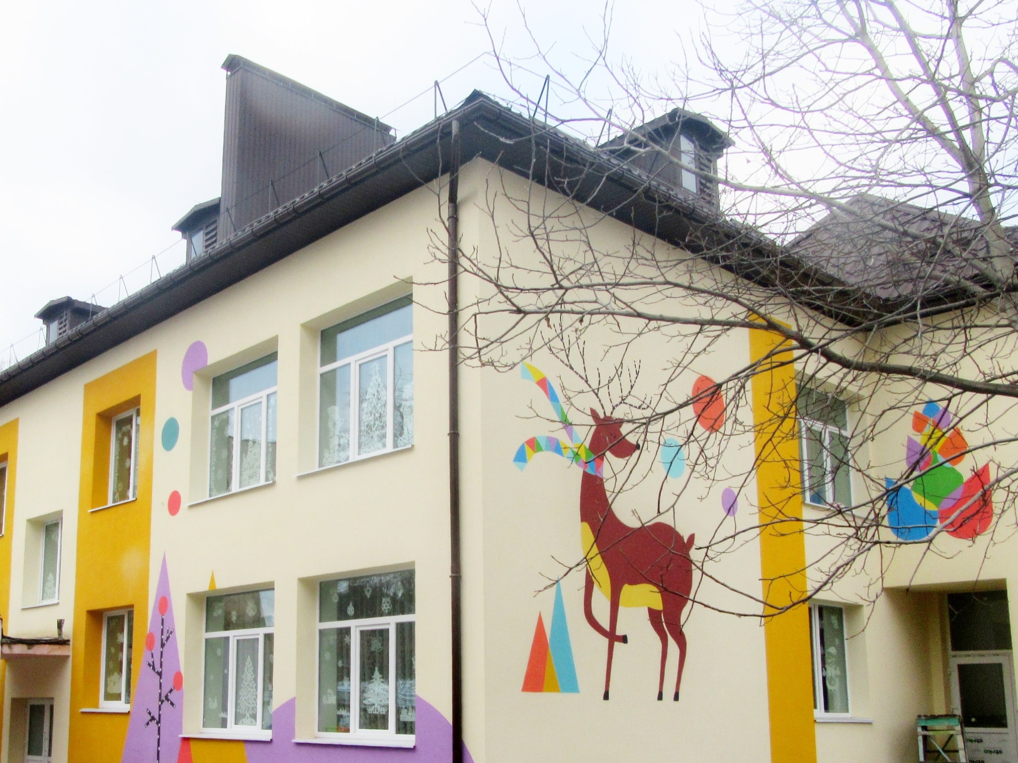 Утеплений фасад, замінений дах та яскраві мурали: у Вінниці майже завершили модернізацію дошкільного закладу №47