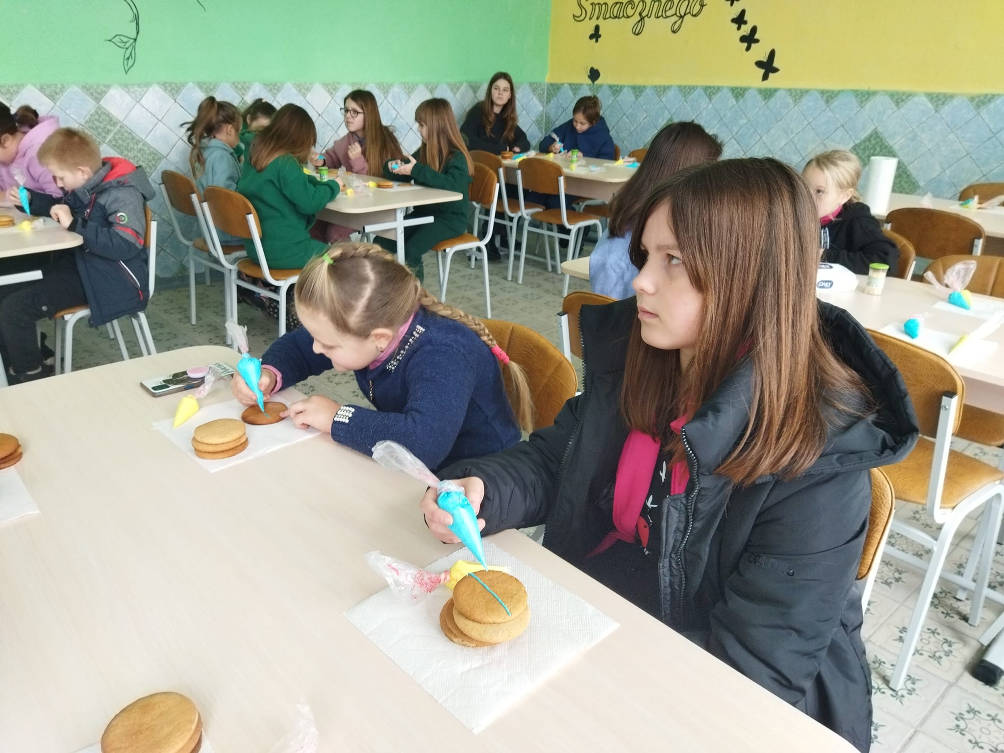 У Вапнярці дітки розписували імбирне печиво, яке передадуть захисникам