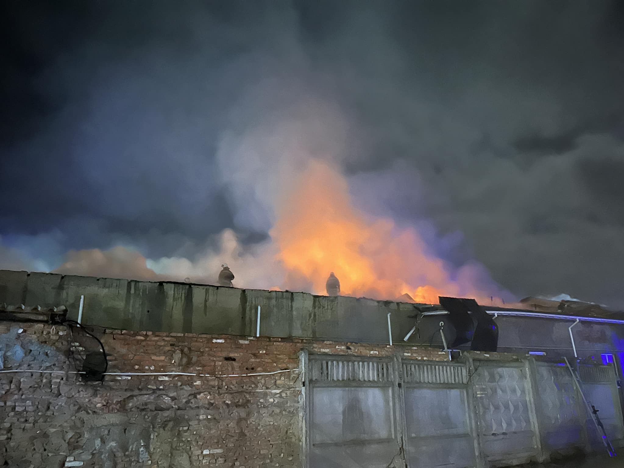 У Хмільнику сталася масштабна пожежа - горів критий ринок у центрі міста