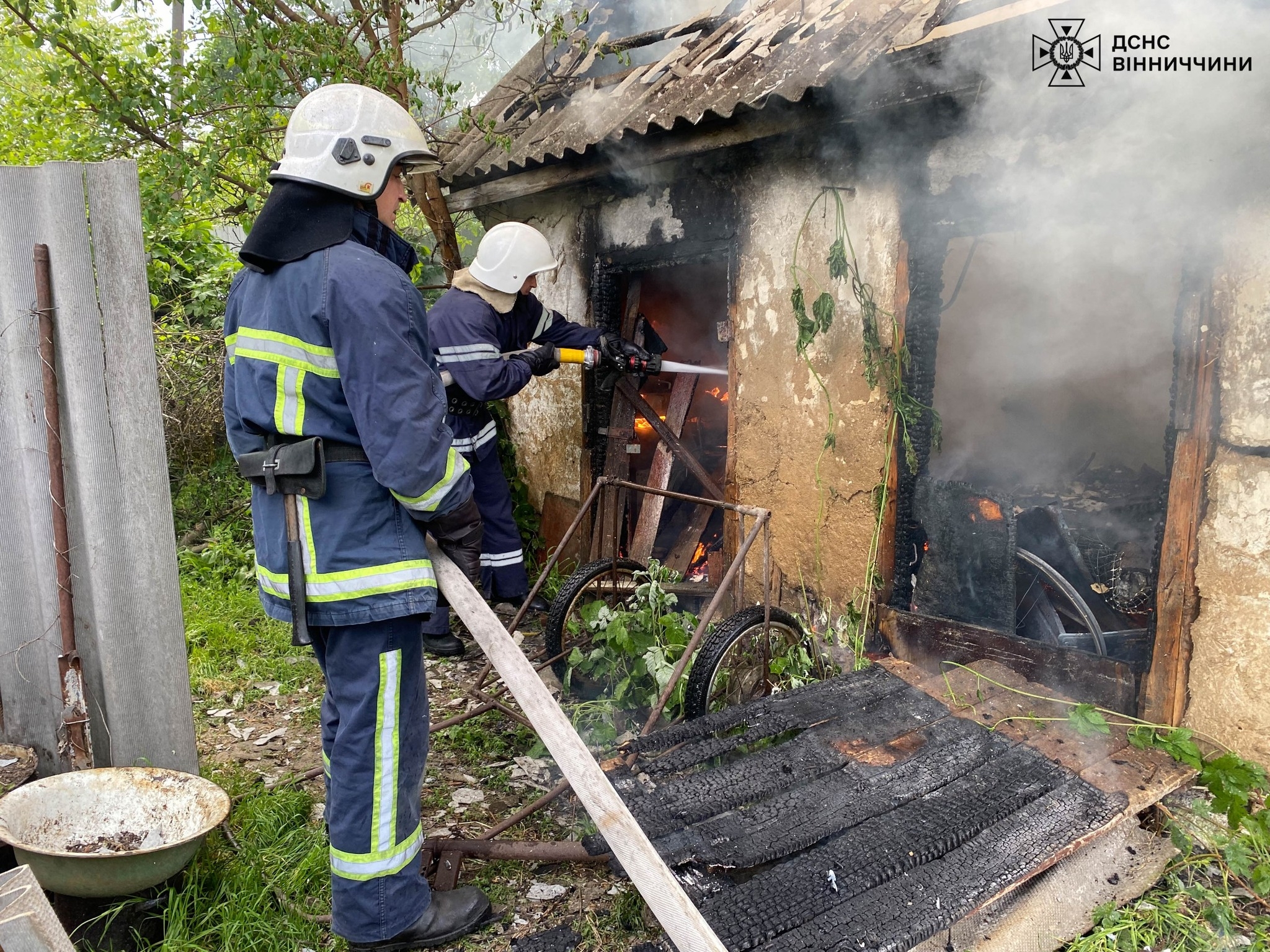 Через необережне поводження з вогнем в Ладижині згоріла будівля