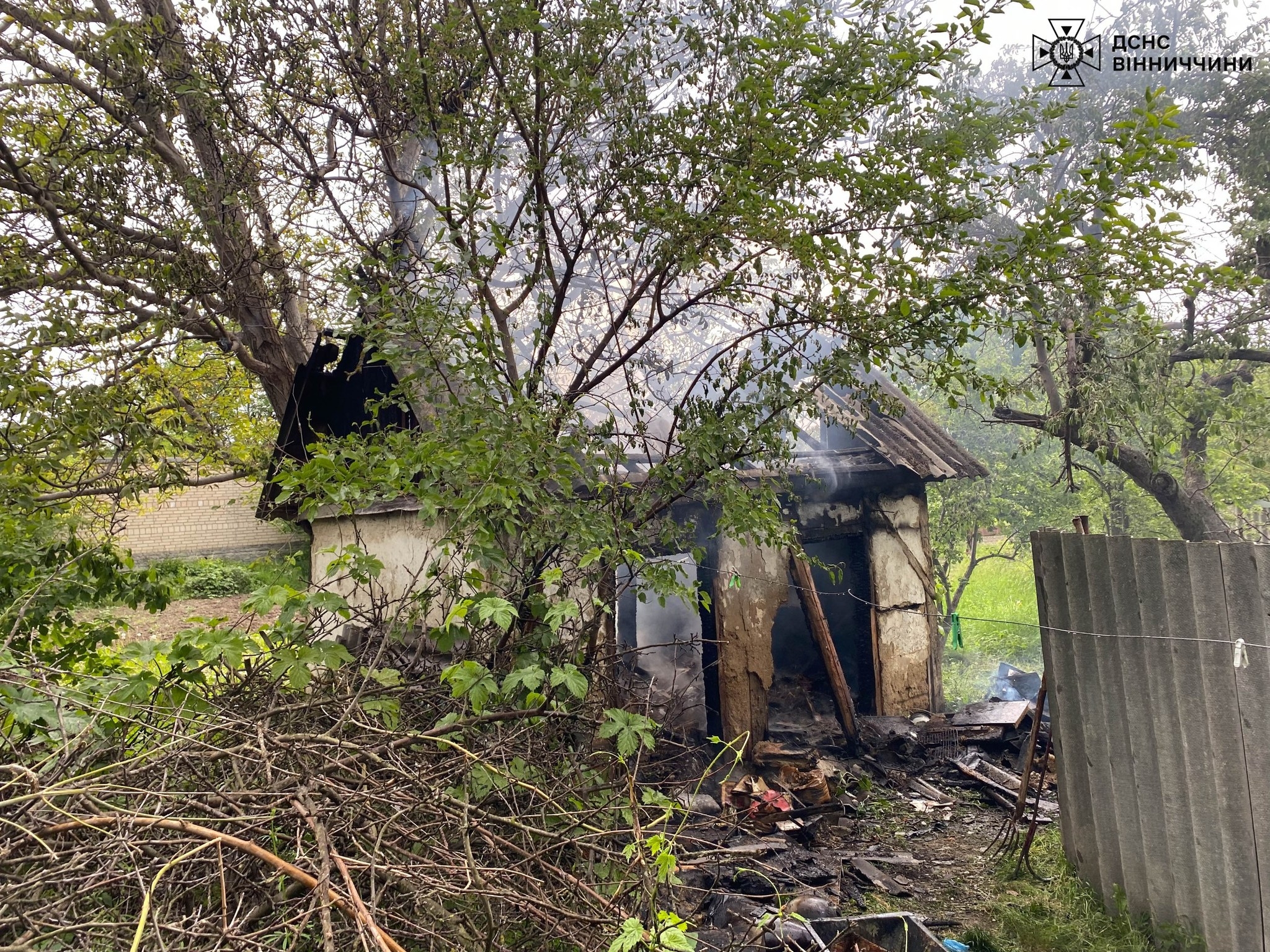 Через необережне поводження з вогнем в Ладижині згоріла будівля