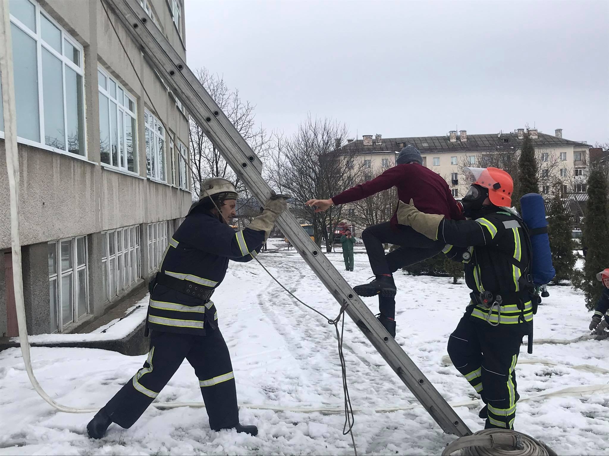 В Мурованих Курилівцях рятувальники навчали школярів, як діяти під час пожежі