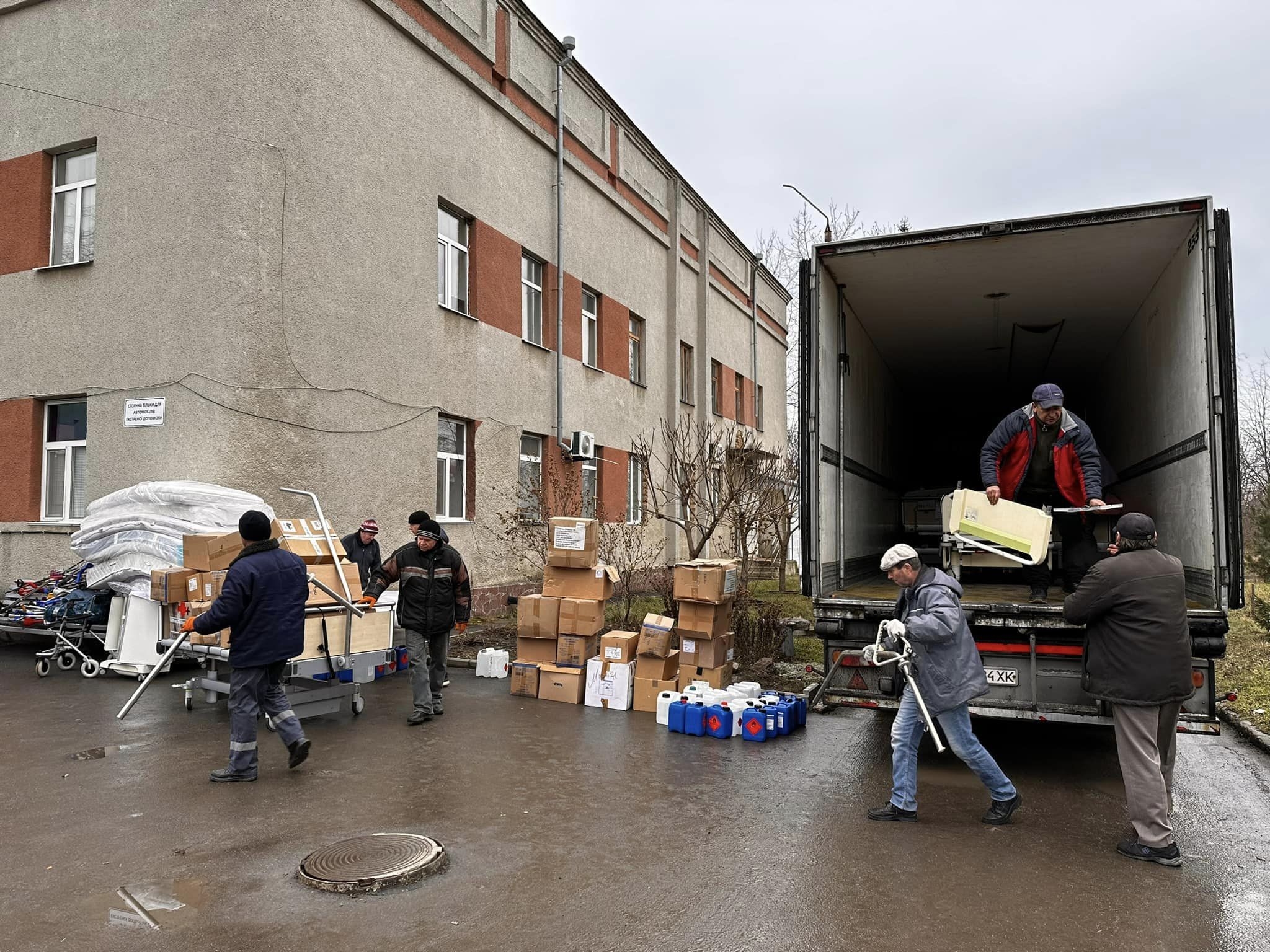 Меблі, милиці, спецодяг - тульчинська лікарня отримала допомогу з Німеччини