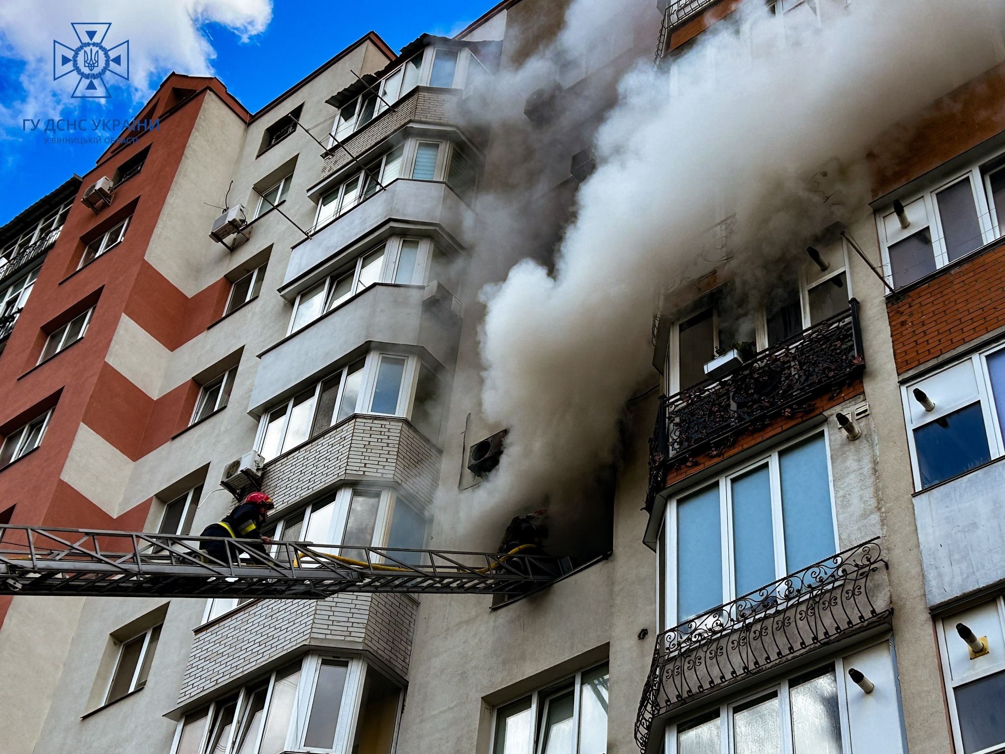 На вулиці Зодчих у Вінниці загорілась квартира в дев'ятиповерхівці