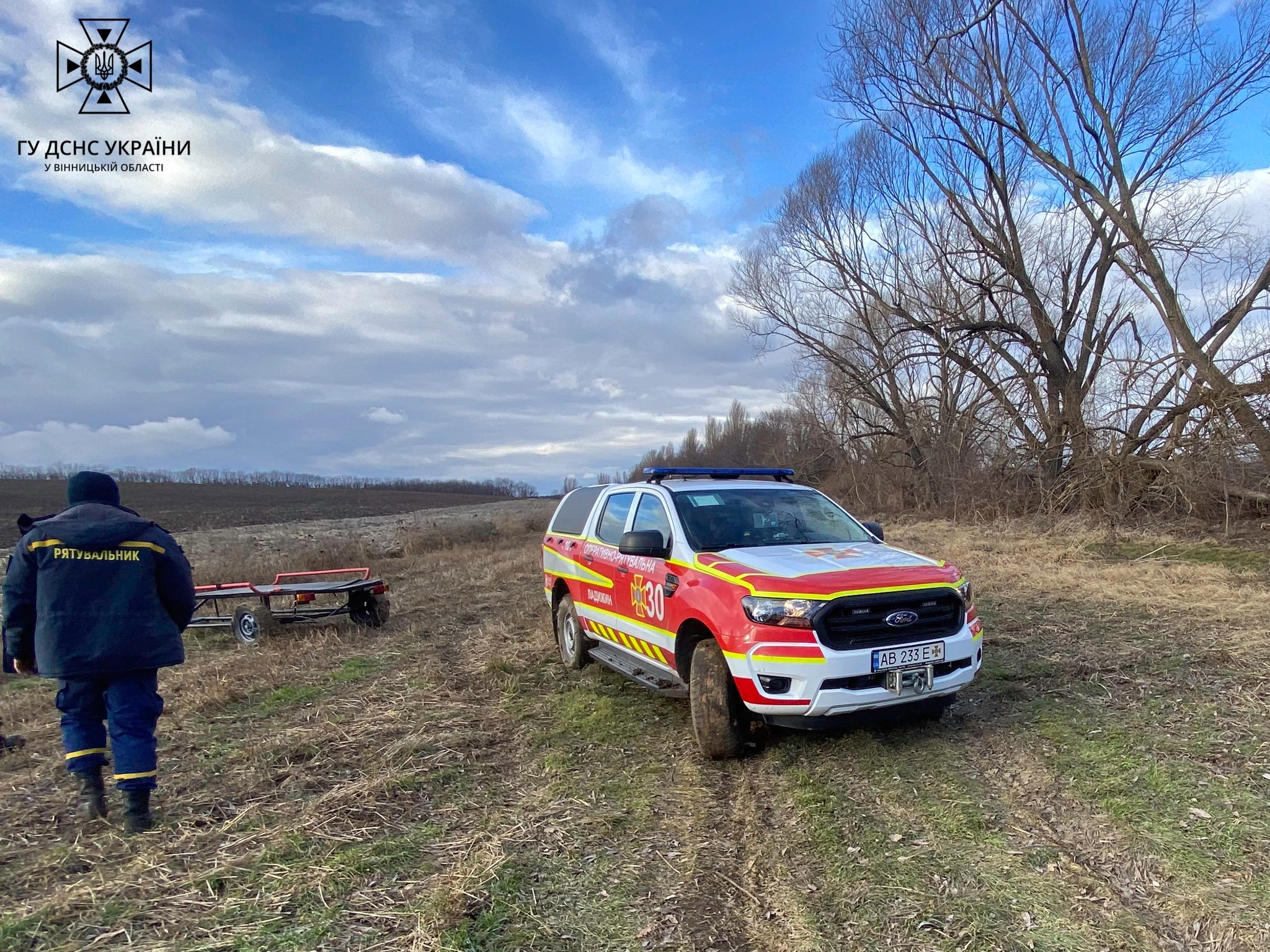 Поблизу Ладижина з води дістали мертвого рибалку, ще одного чоловіка шукають