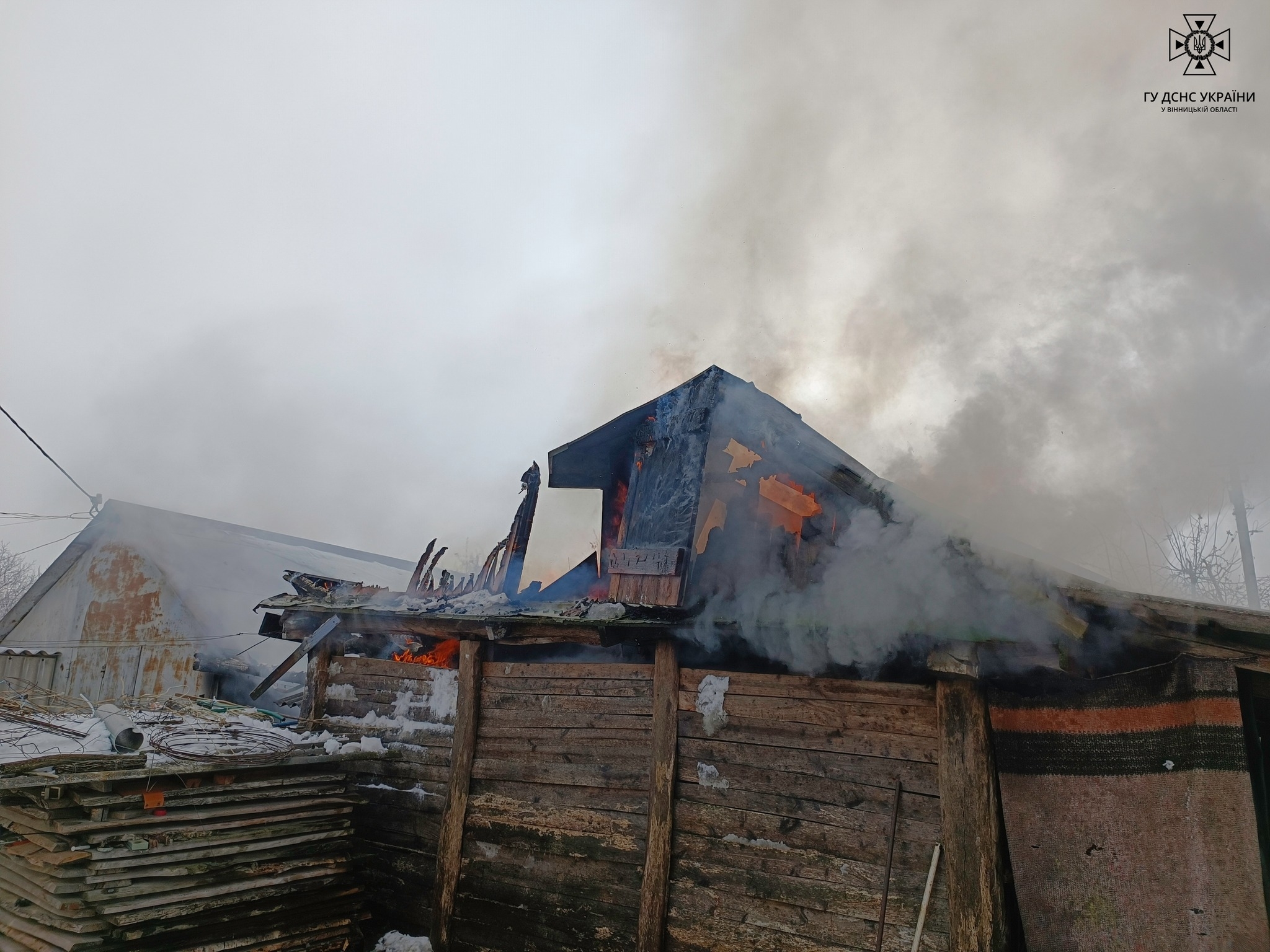 У Хмільницькому районі через необережне поводження з вогнем загорілась будівля