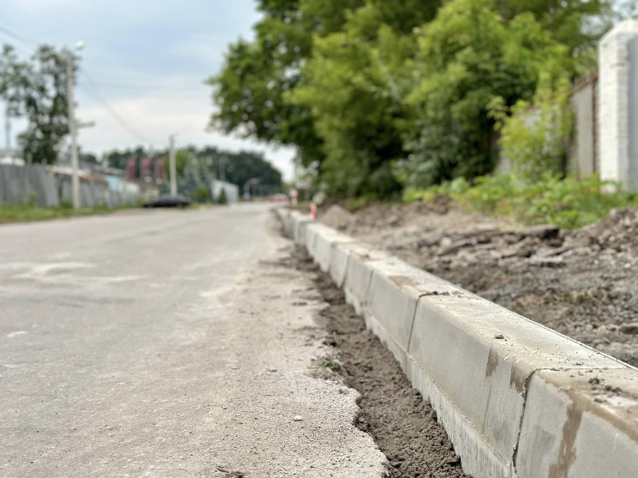 У Вінницьких Хуторах почали облаштувати тротуари на вул. Незалежності