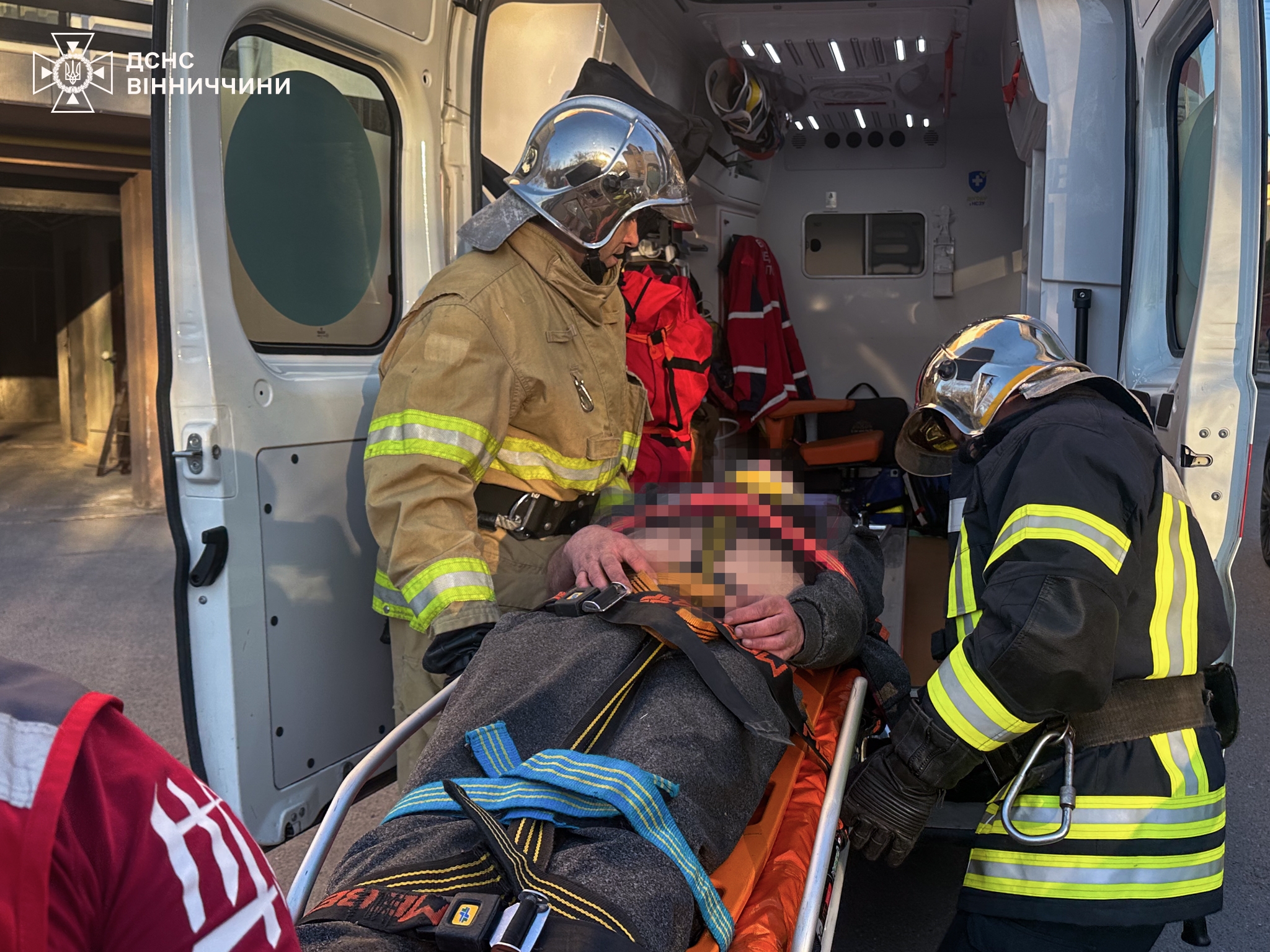 У Вінниці чоловік впав зі скелі – на допомогу викликали рятувальників