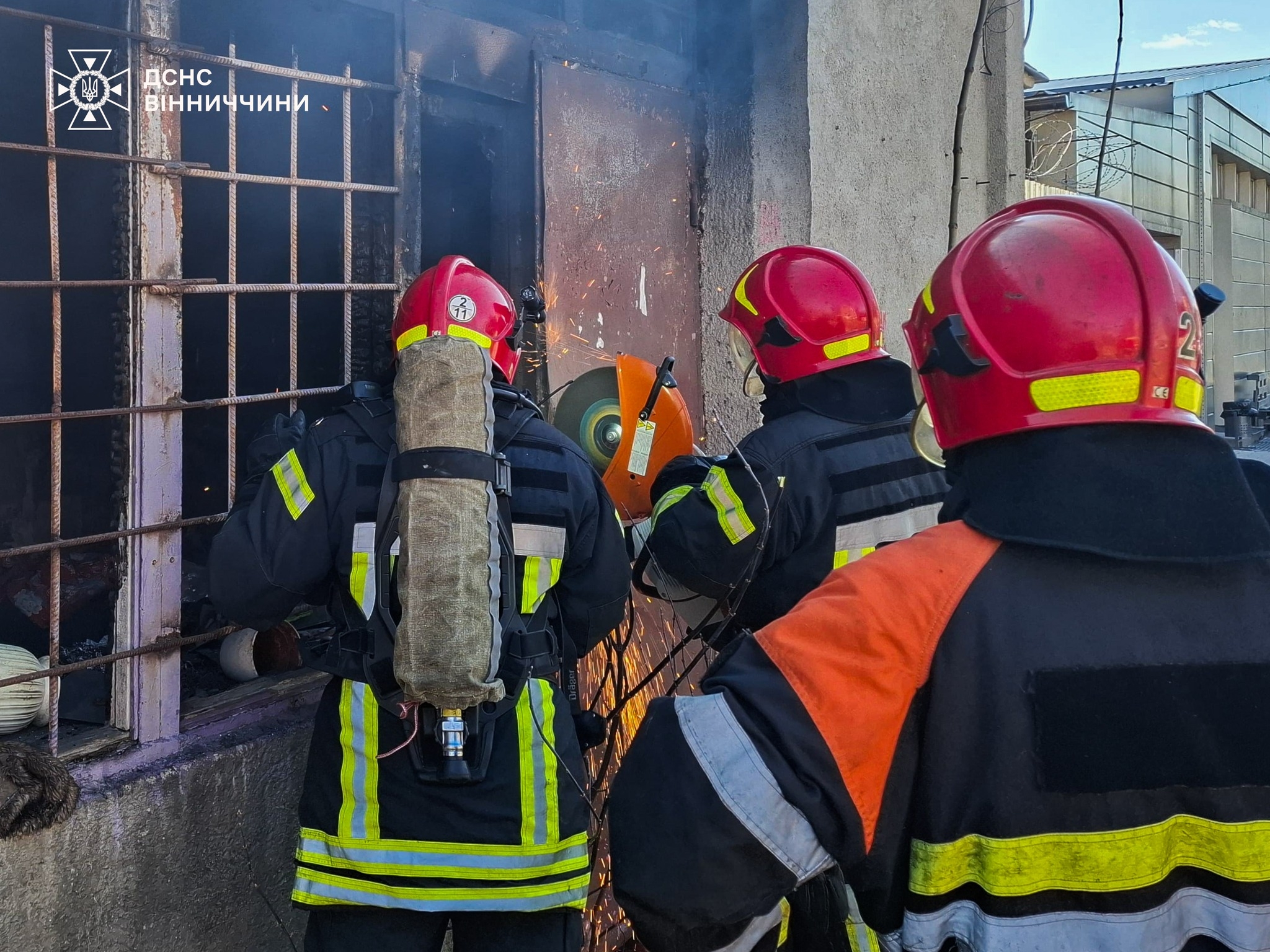 У Вінниці ліквідували пожежу в закинутій будівлі