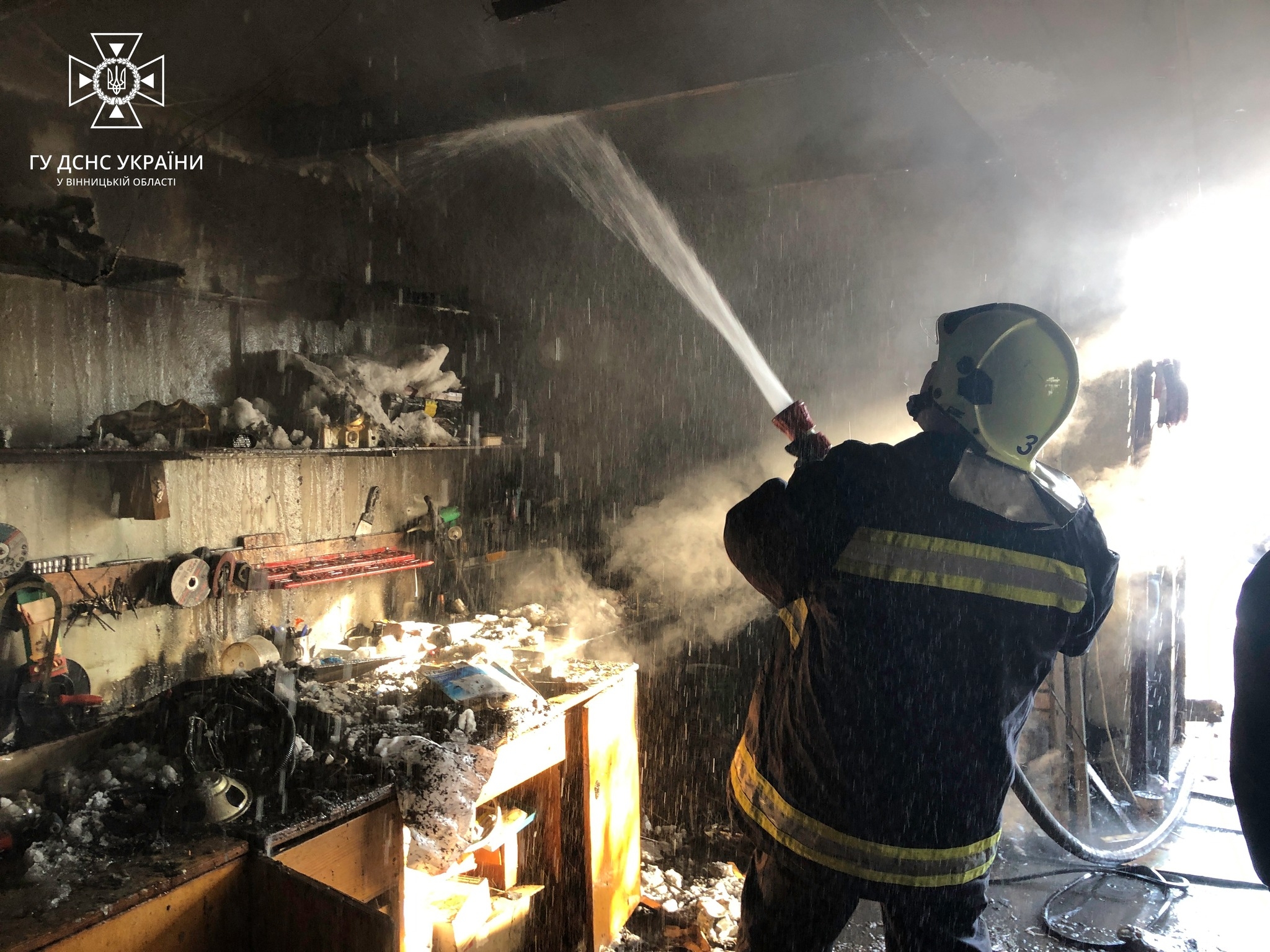У Ямполі рятувальники загасили пожежу - горів гараж