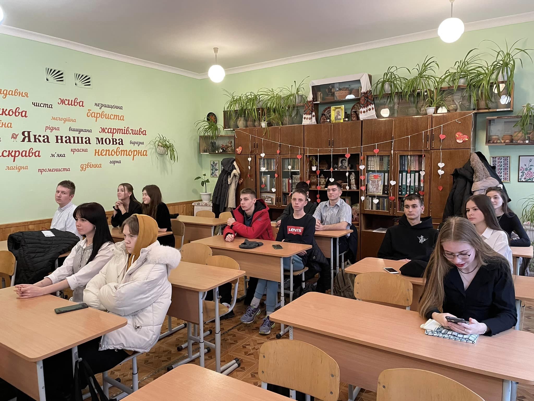 Учні ладижинського ліцею зібрали понад 21 тисячу гривень для захисників