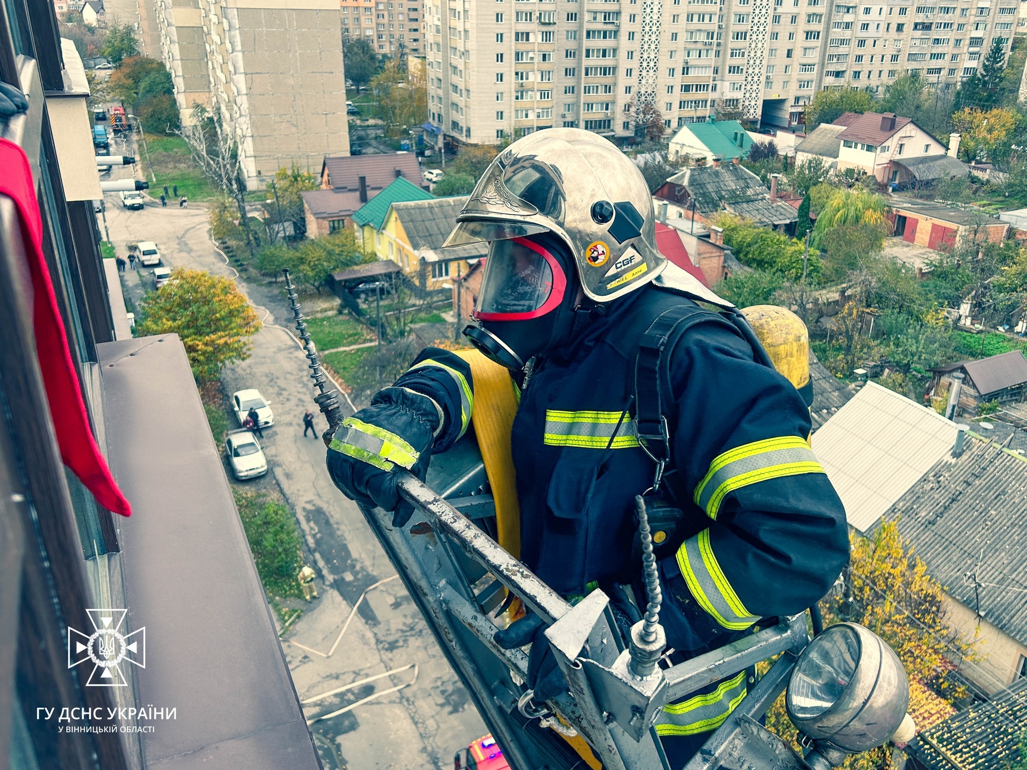 Вінницькій рятувальники провели навчання - гасили пожежу у багатоповерхівці